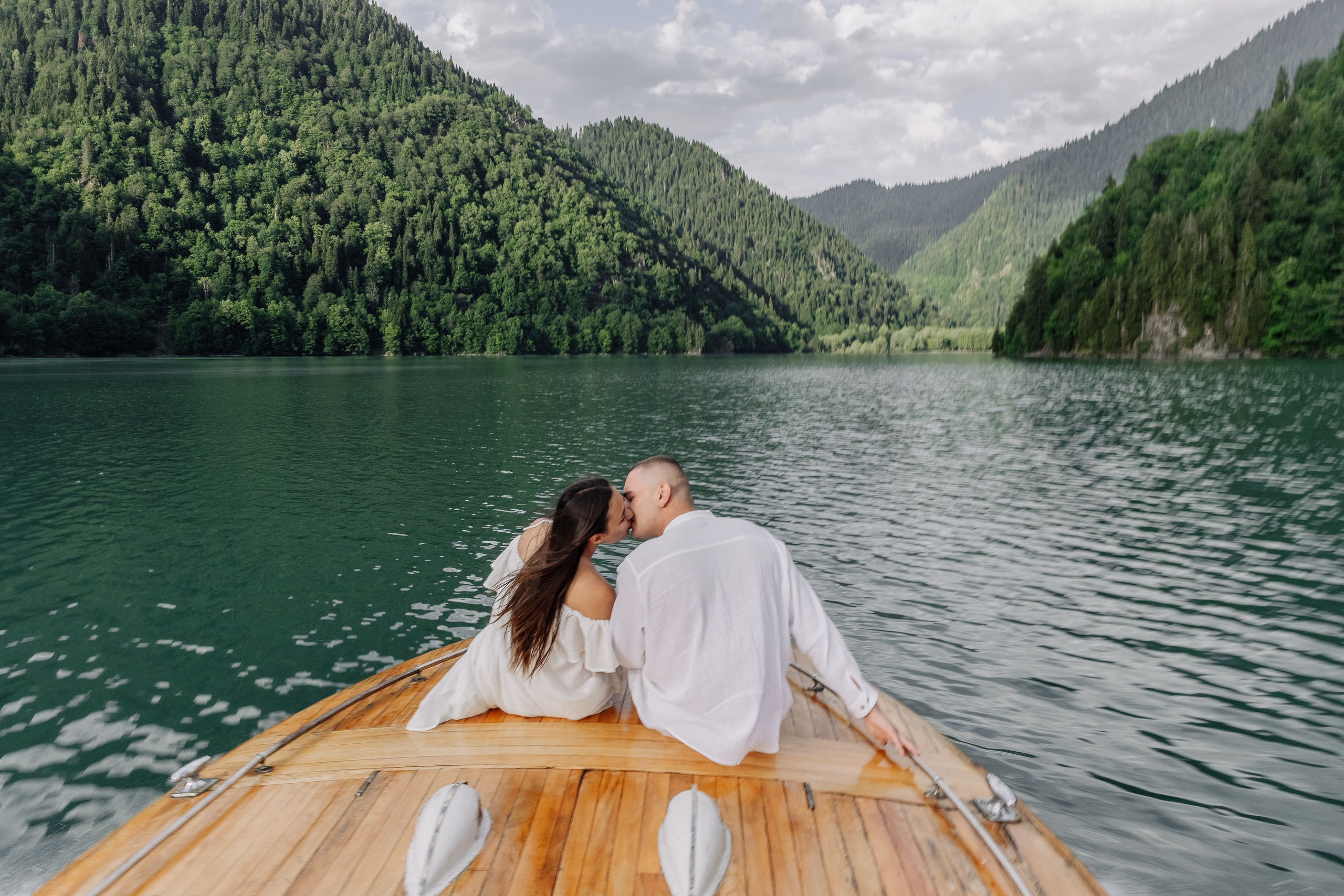 Фотосессия в Абхазии на прекрасном озере Рица. Свадебный фотограф в Абхазии, Сухум, Гагра, Сочи