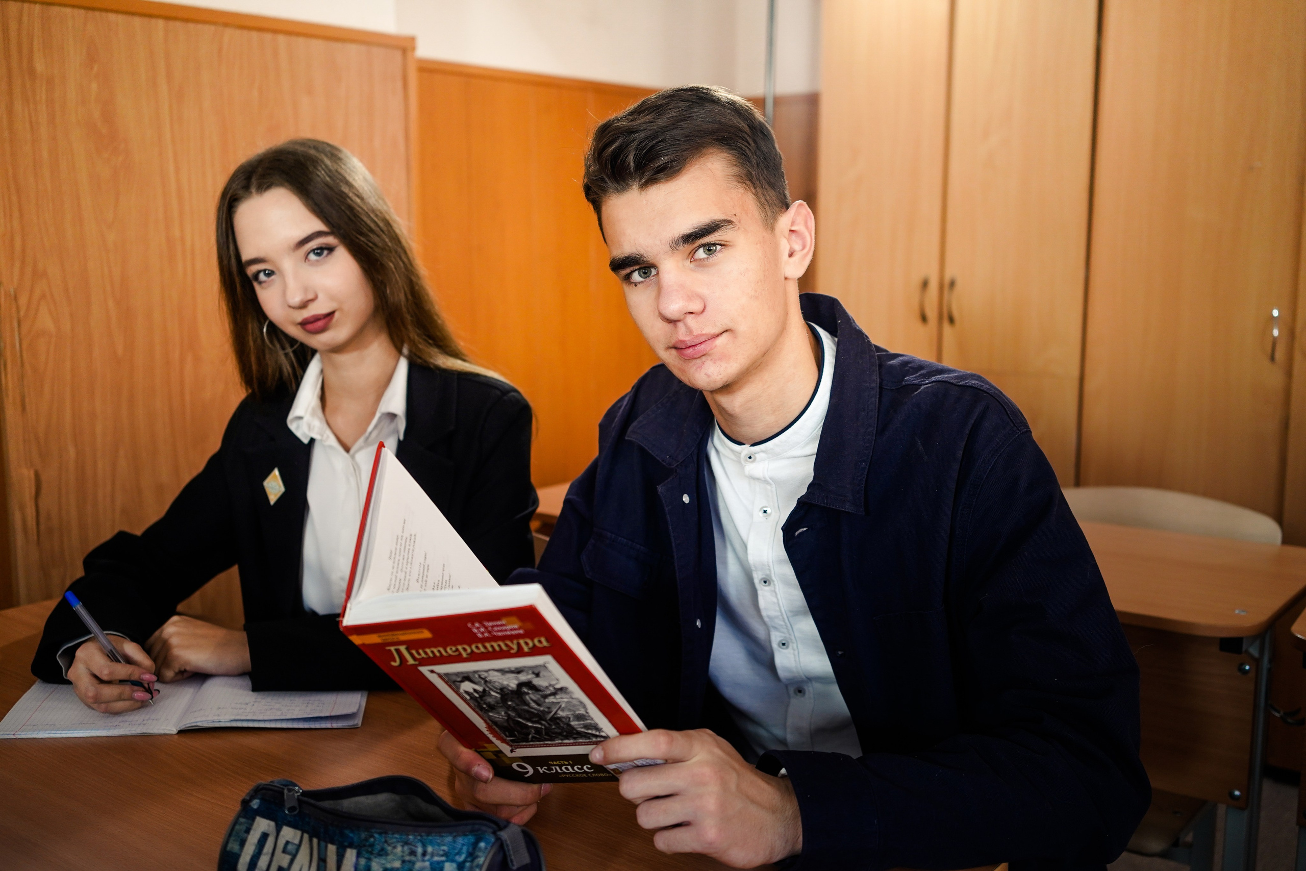 Выпускные альбомы 9 класс 173 школа, фотосессия на улице и в школе. Семейный и портретный фотограф в Екатеринбурге Анна Лобанова