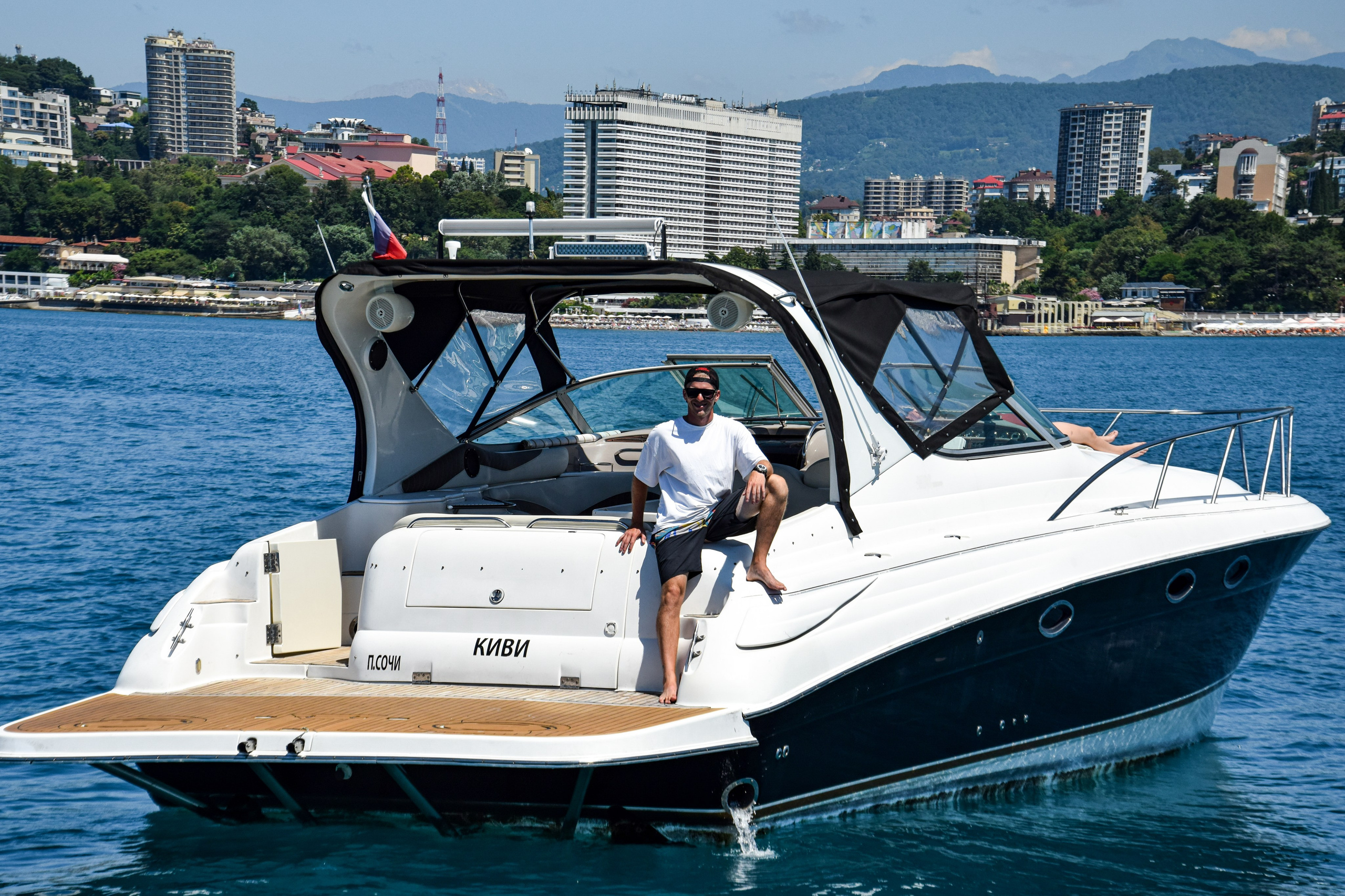 Катер Киви Аренда Яхты в Сочи Яхтанаморе YACHTNAMORE YACHTANAMORE