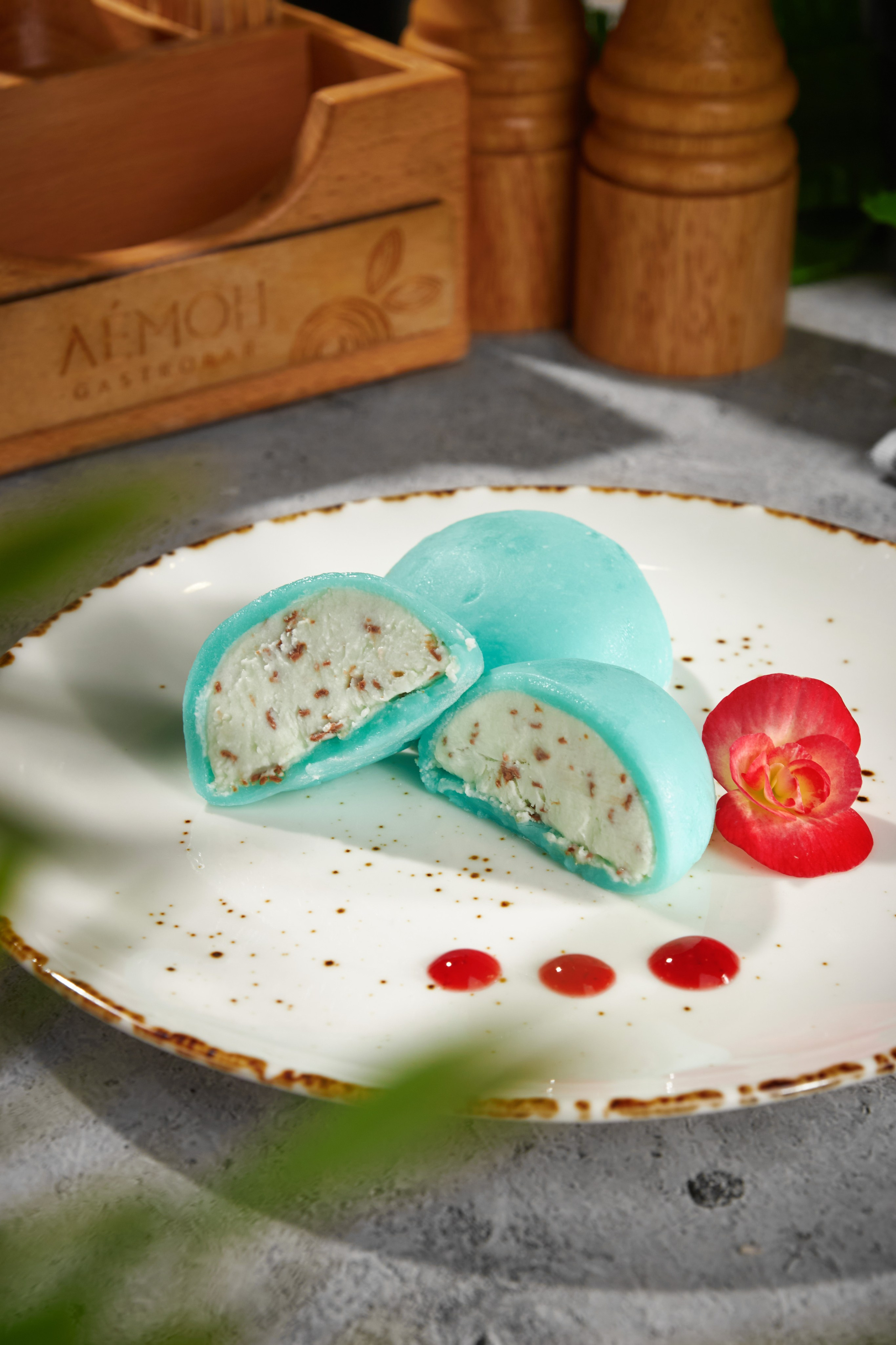 Японский десерт моти для меню гастробара Lemon, предметная фуд-съёмка, Саратов