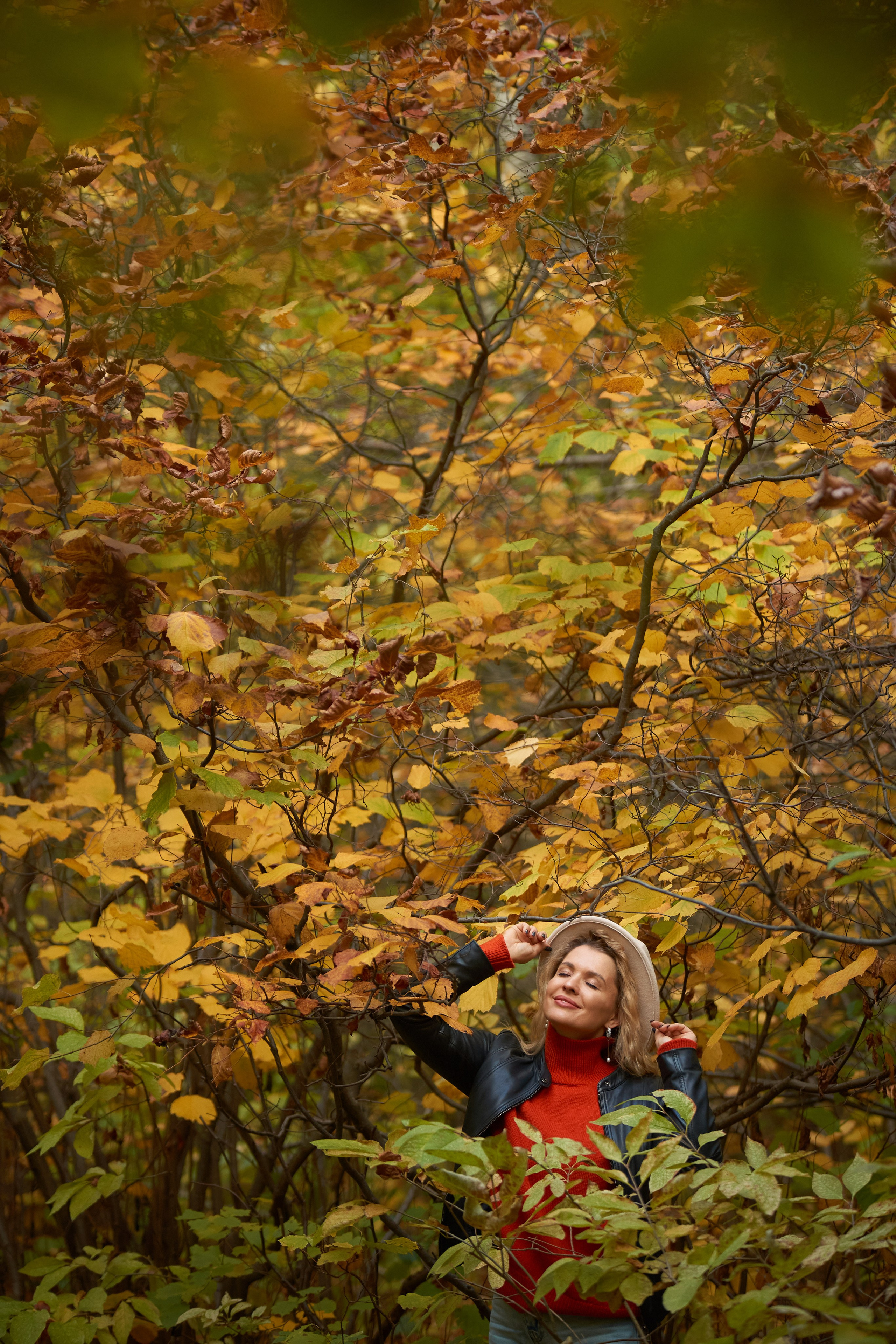 Красивая осенняя фотосессия для девушки в дендропарке Новосибирска. Репортажный и женский фотограф в Новосибирске