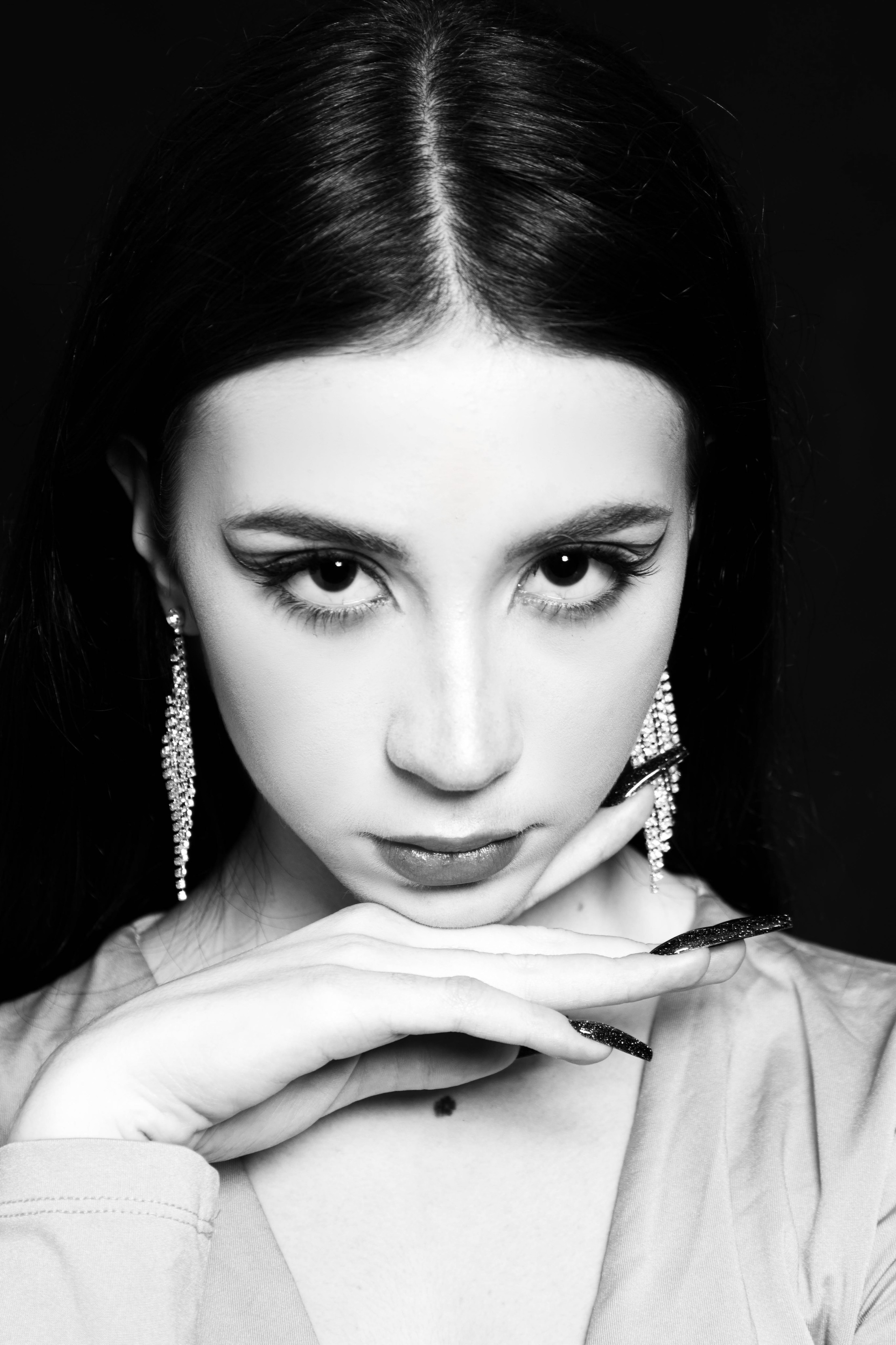 Черно-белый портрет в стиле голливудских звезд и именитых фотографов