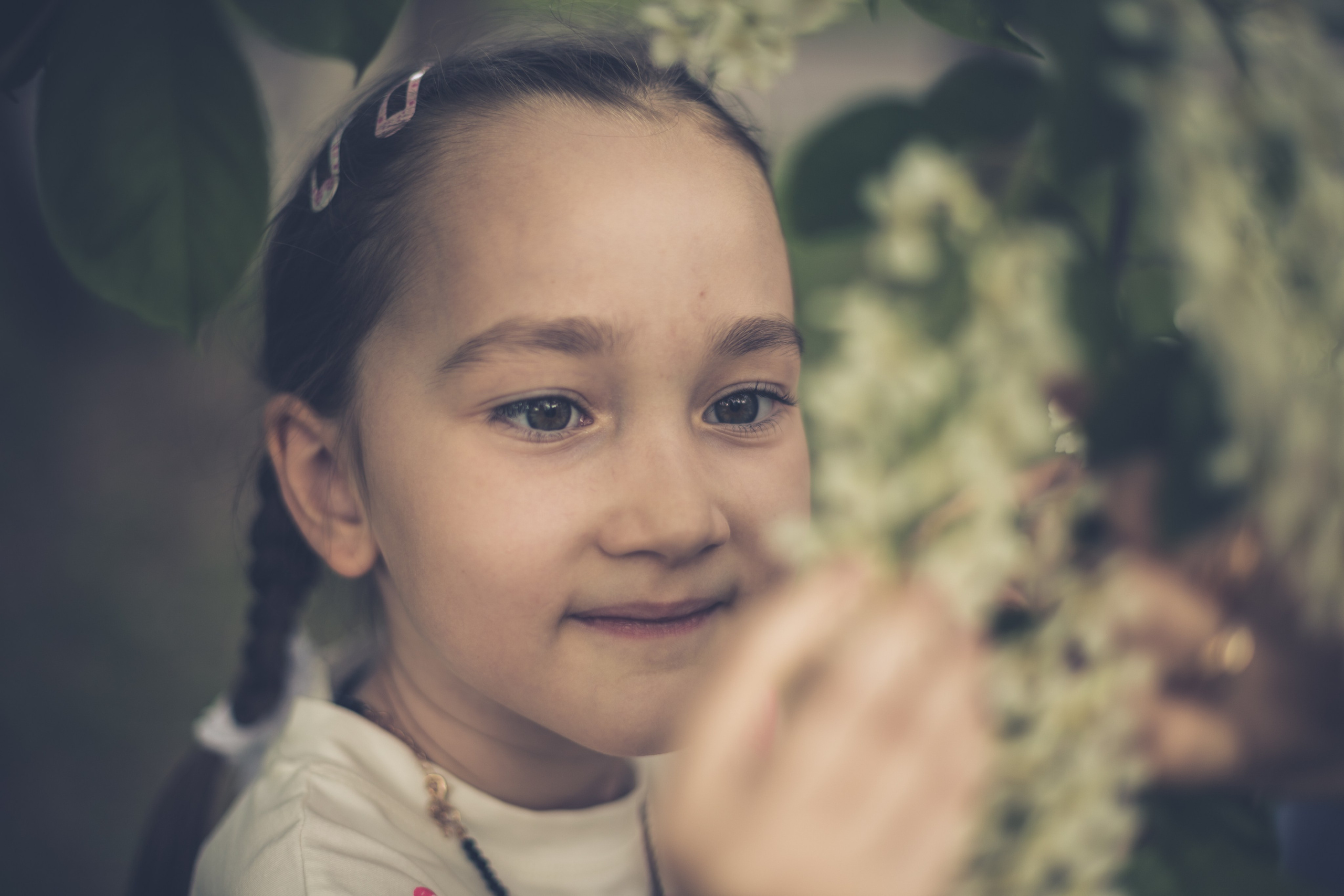 Мадина в цветущем парке. Семейный и детский фотограф в Хабаровске Алевтина Проскурякова