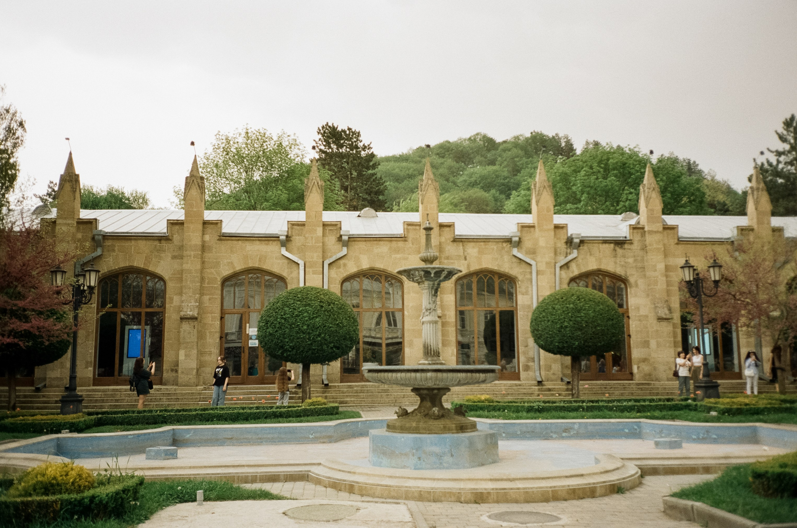 Прогулка по Курортному проспекту и Чебурашка. Кисловодск. Фотограф-документалист Мария Осокина