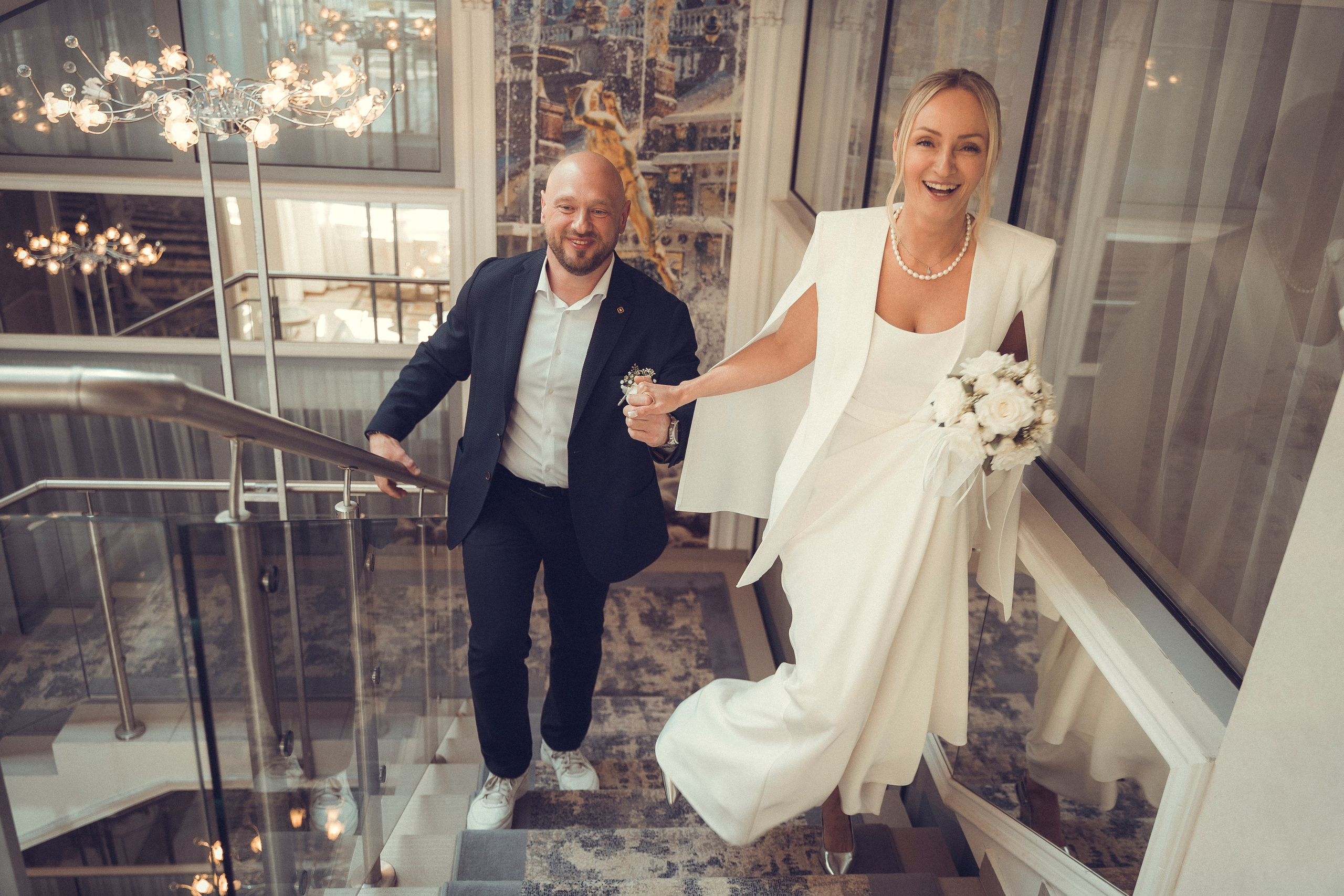 Свадебная фотосессия в ЗАГСе Петергофа. Фото внутри