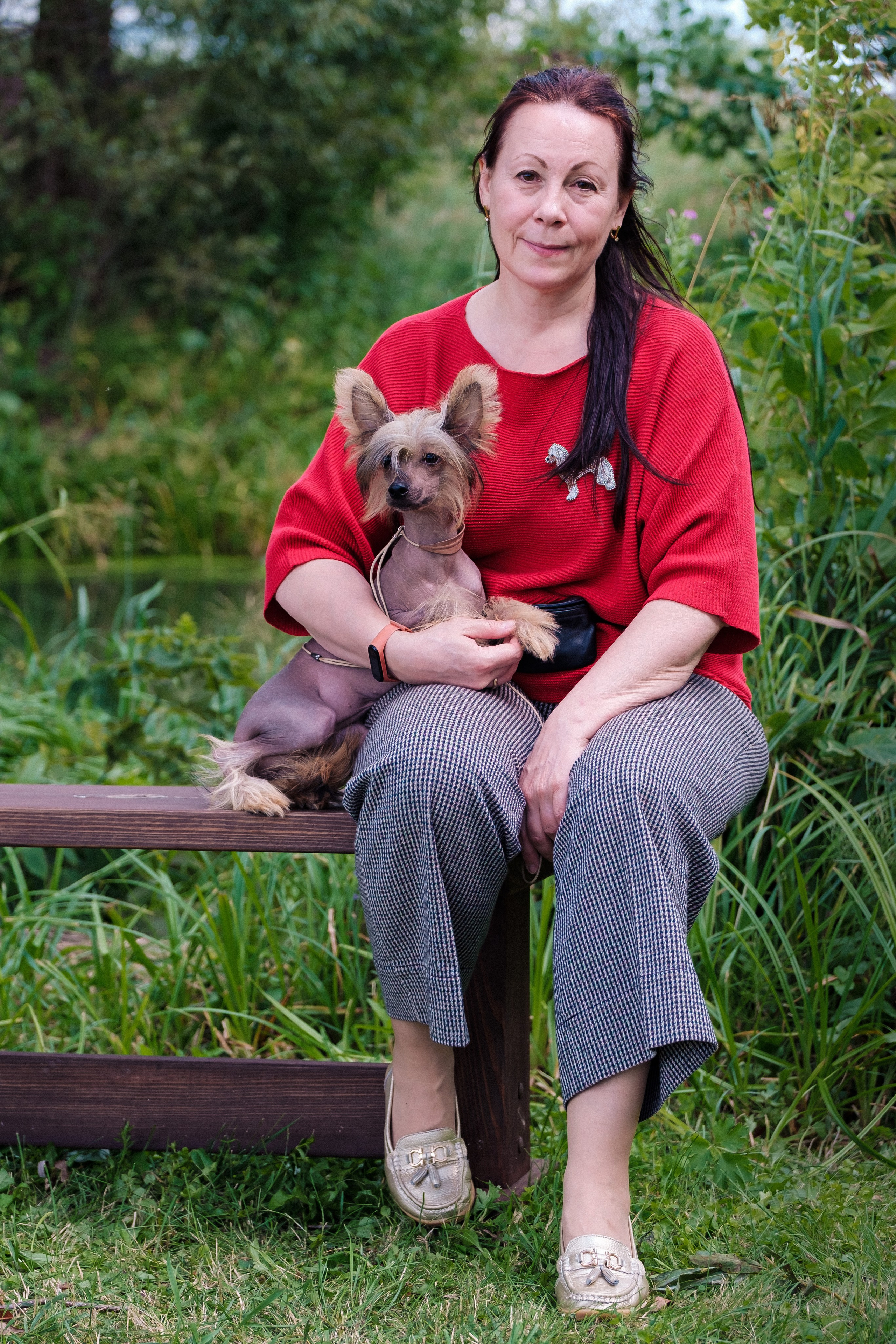 Emma with me on a bench. Exhibition in Lipetsk, summer 2023.