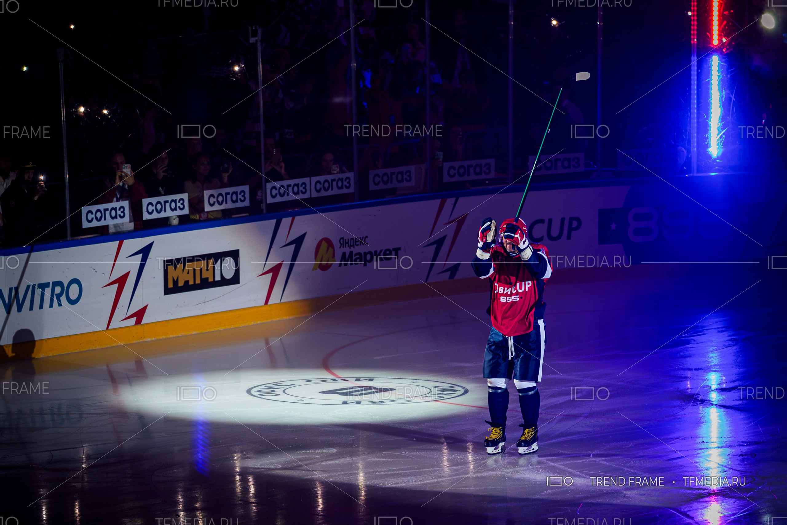 Александр Овечкин на гала-матче Кубка Овечкина 2025 — аплодирует болельщикам с поднятой клюшкой, свет прожектора и овации арены.