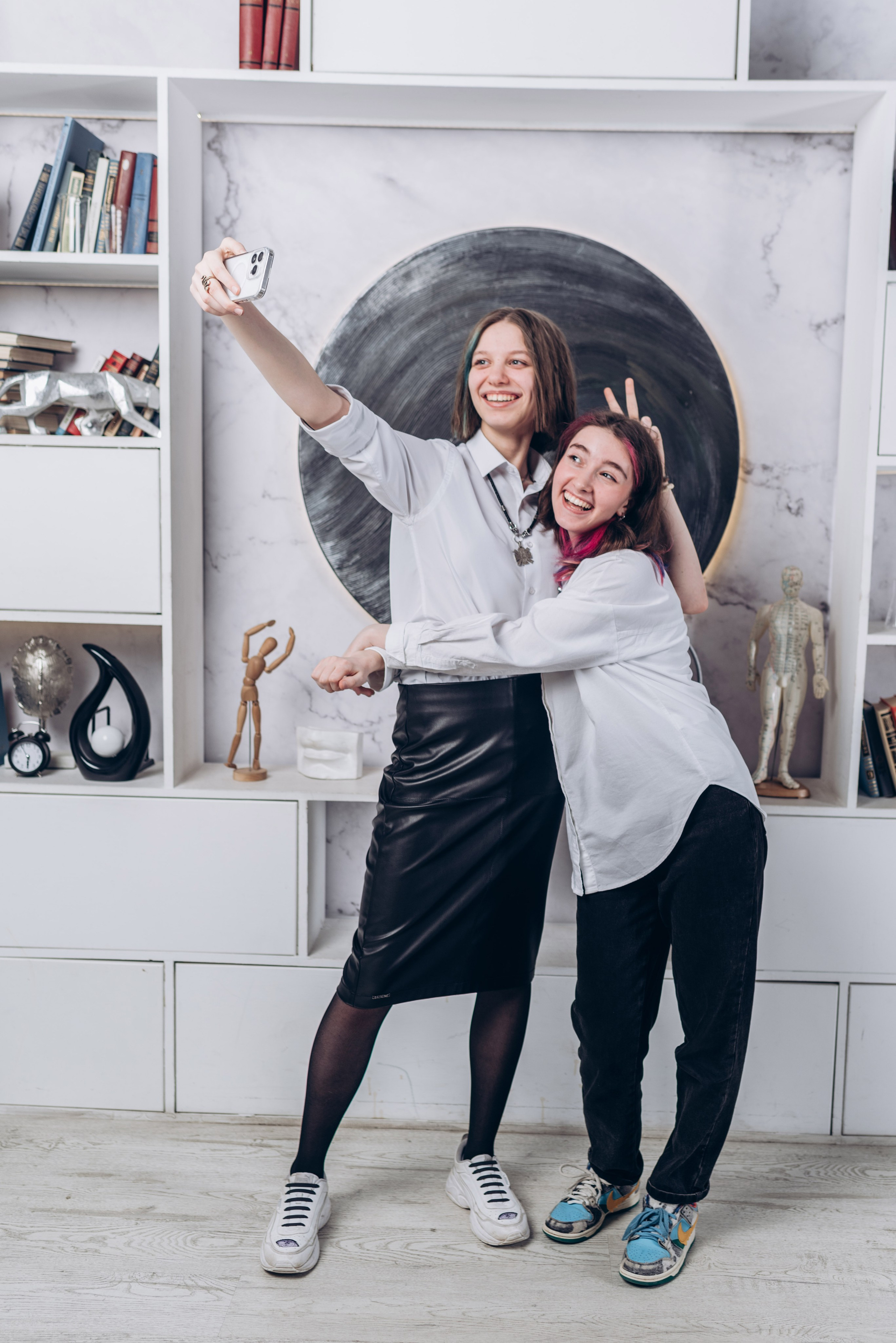 Выпускной альбом с душой — фотосессия, ретушь и дизайн в Москве. MILATE — выпускные альбомы, фотосессии и видео в Москве