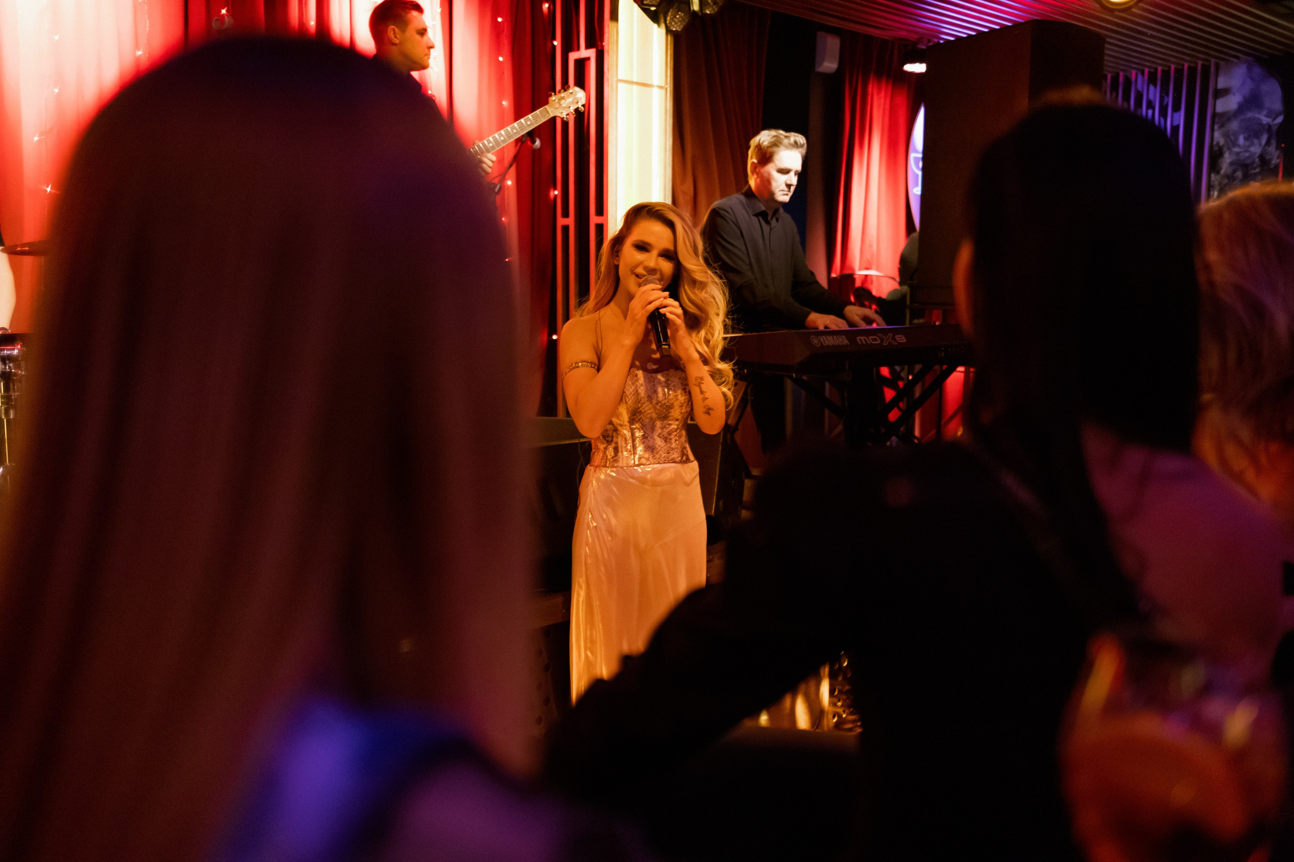 YANA URBAN: сольный концерт в «Анжелика Wineroom». СВОИ. ФОТООТЧЕТЫ-СОБЫТИЯ-МЕСТА