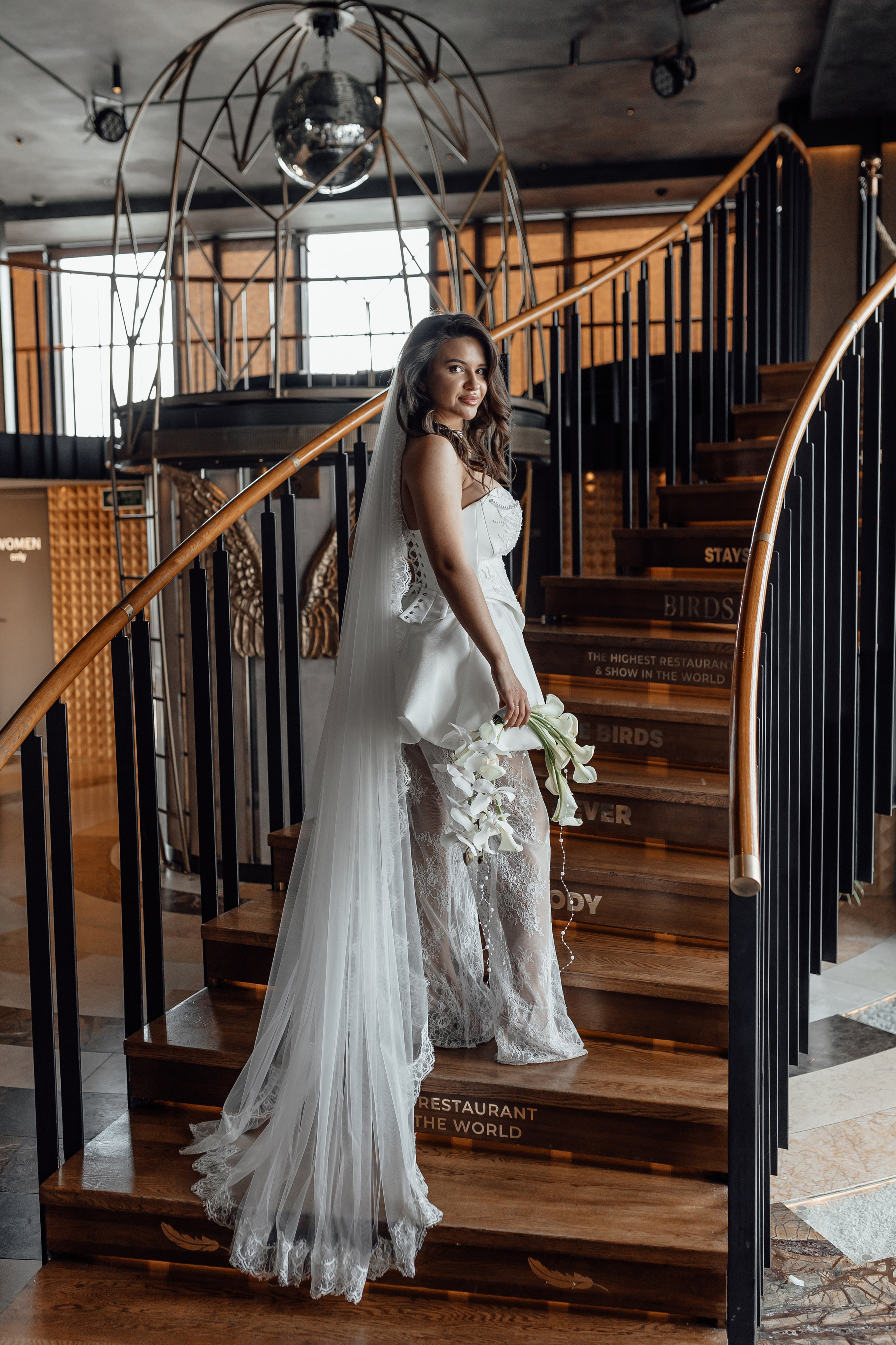 свадебная фотосессия в ресторане бердс башня Око Москва Сити