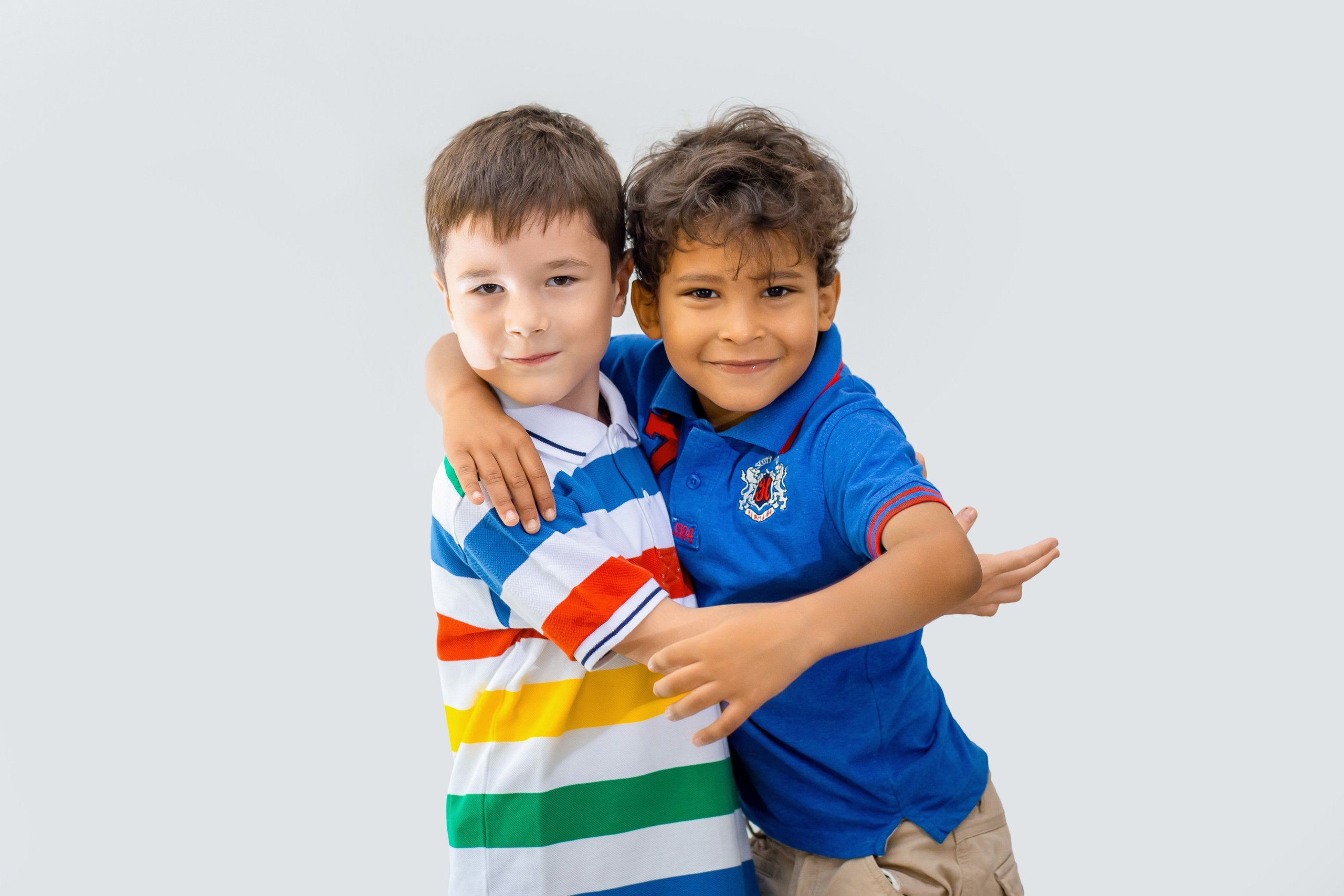 Яркие дети на светлом фоне. Семейный и детский фотограф в Ростове-на-Дону