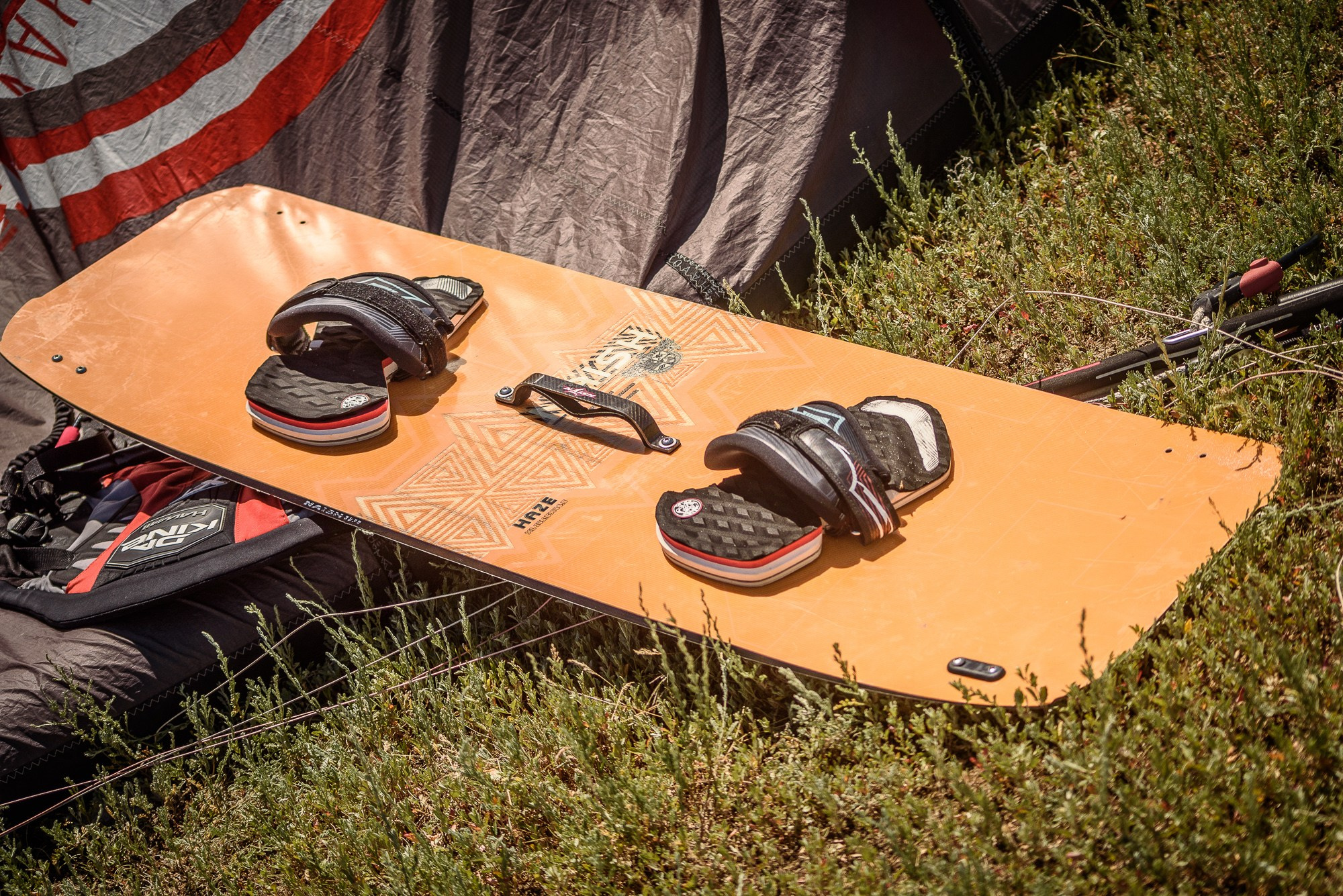 Скимборд лежит на берегу