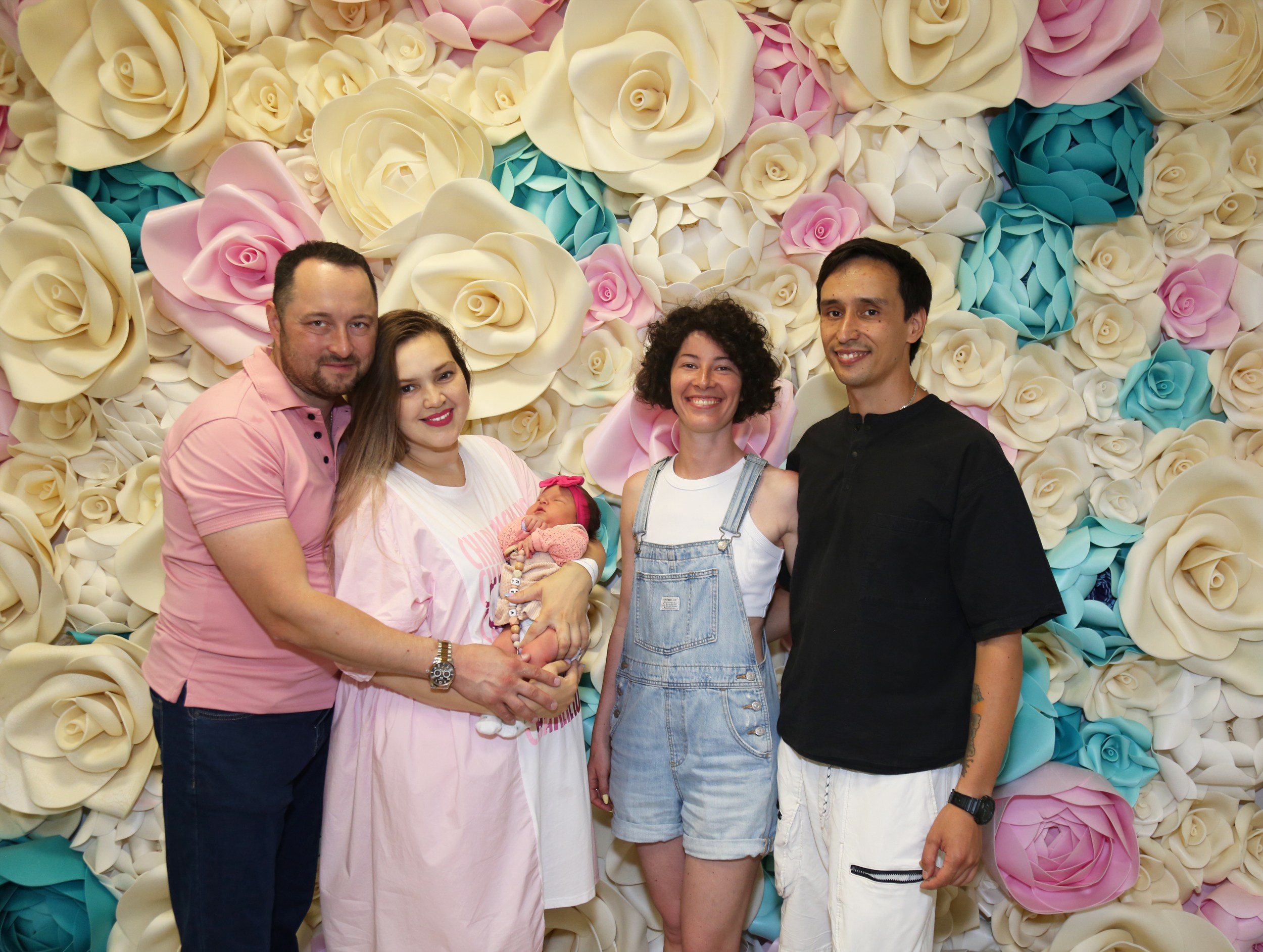 Выписка из роддома в Москве на Щукинской для Рамзии и Эдуарда. Фотосессия в студии в Москве от профессионального фотографа услуги по доступным ценам