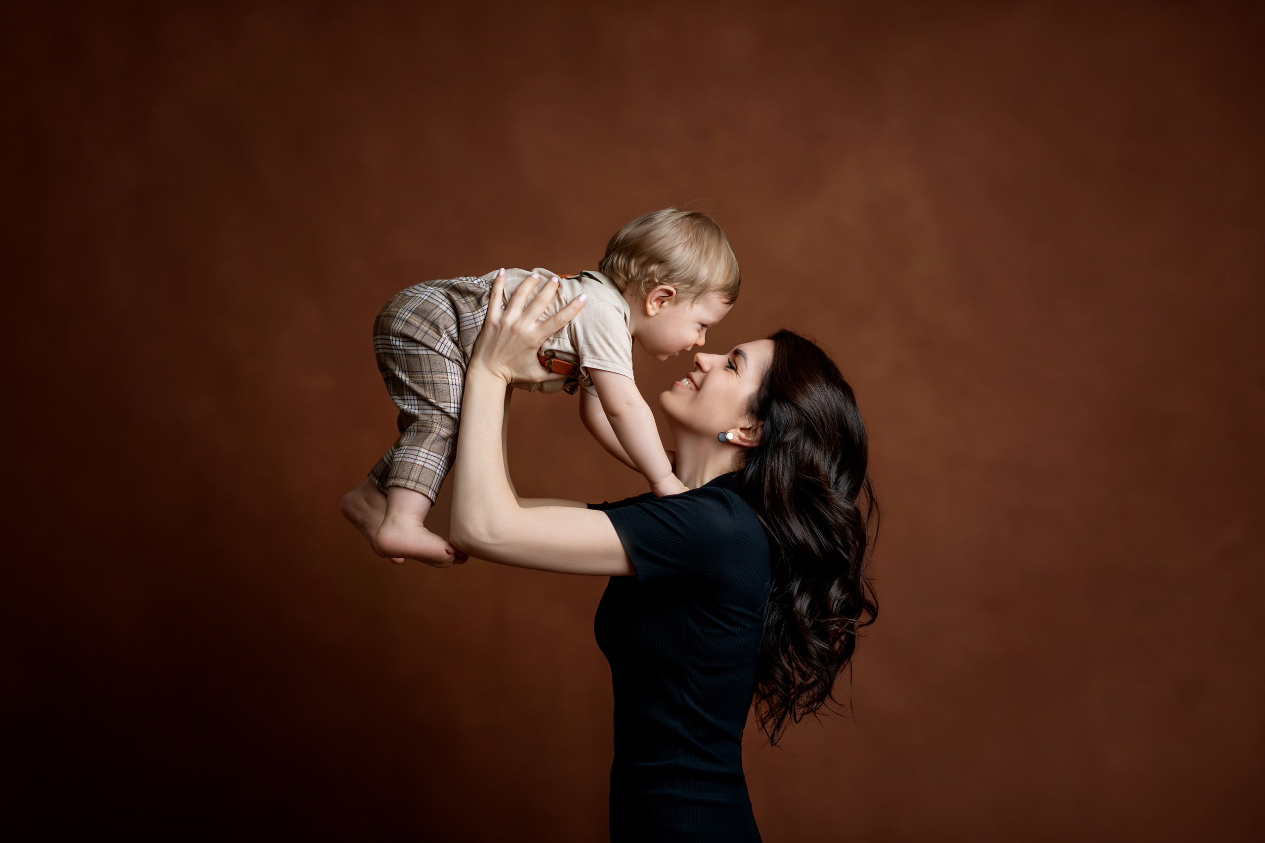 Портретная семейная фотосессия в студии. Творческая команда Ульяшевы, свадебная и семейная фотография. Кахахста