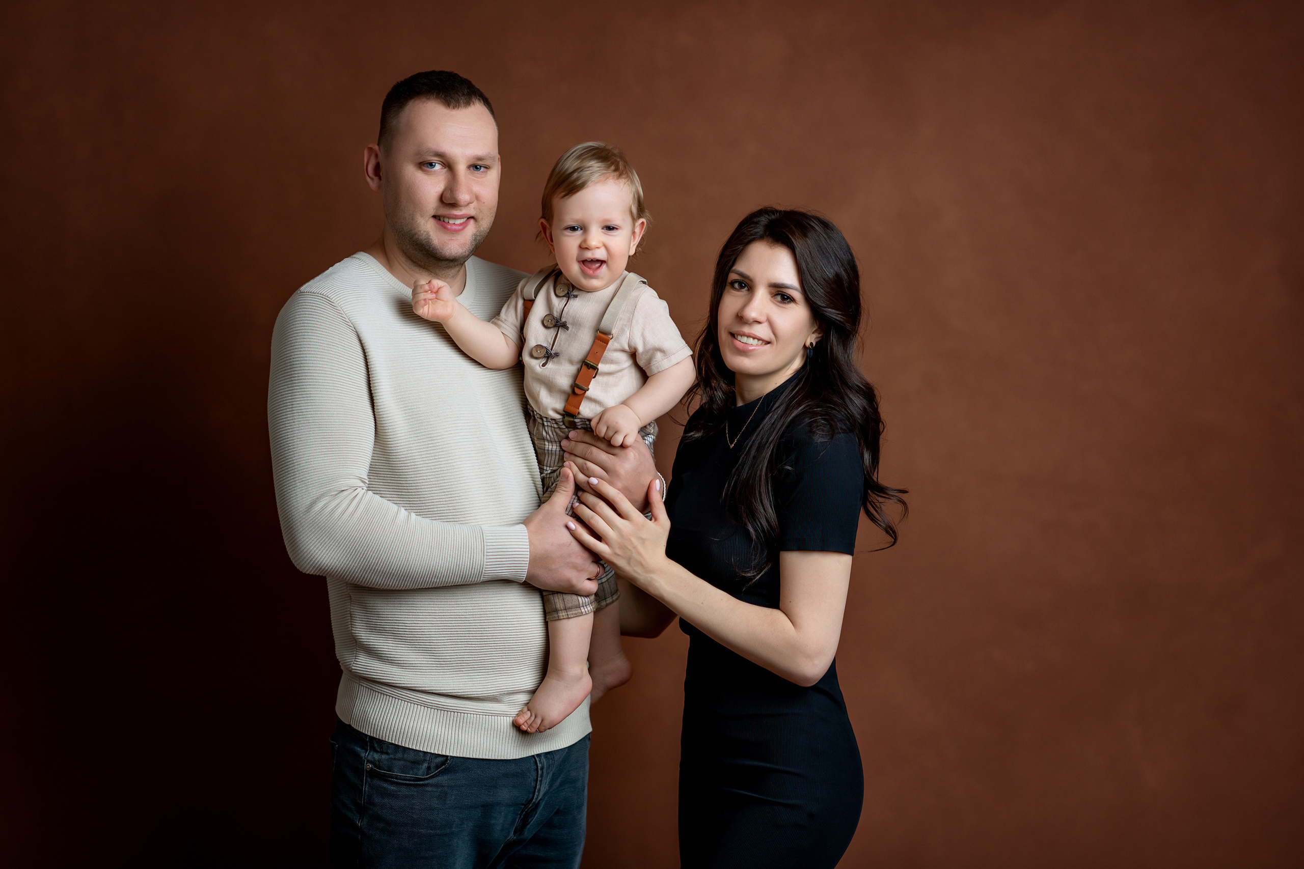 Портретная семейная фотосессия в студии. Творческая команда Ульяшевы, свадебная и семейная фотография. Кахахста