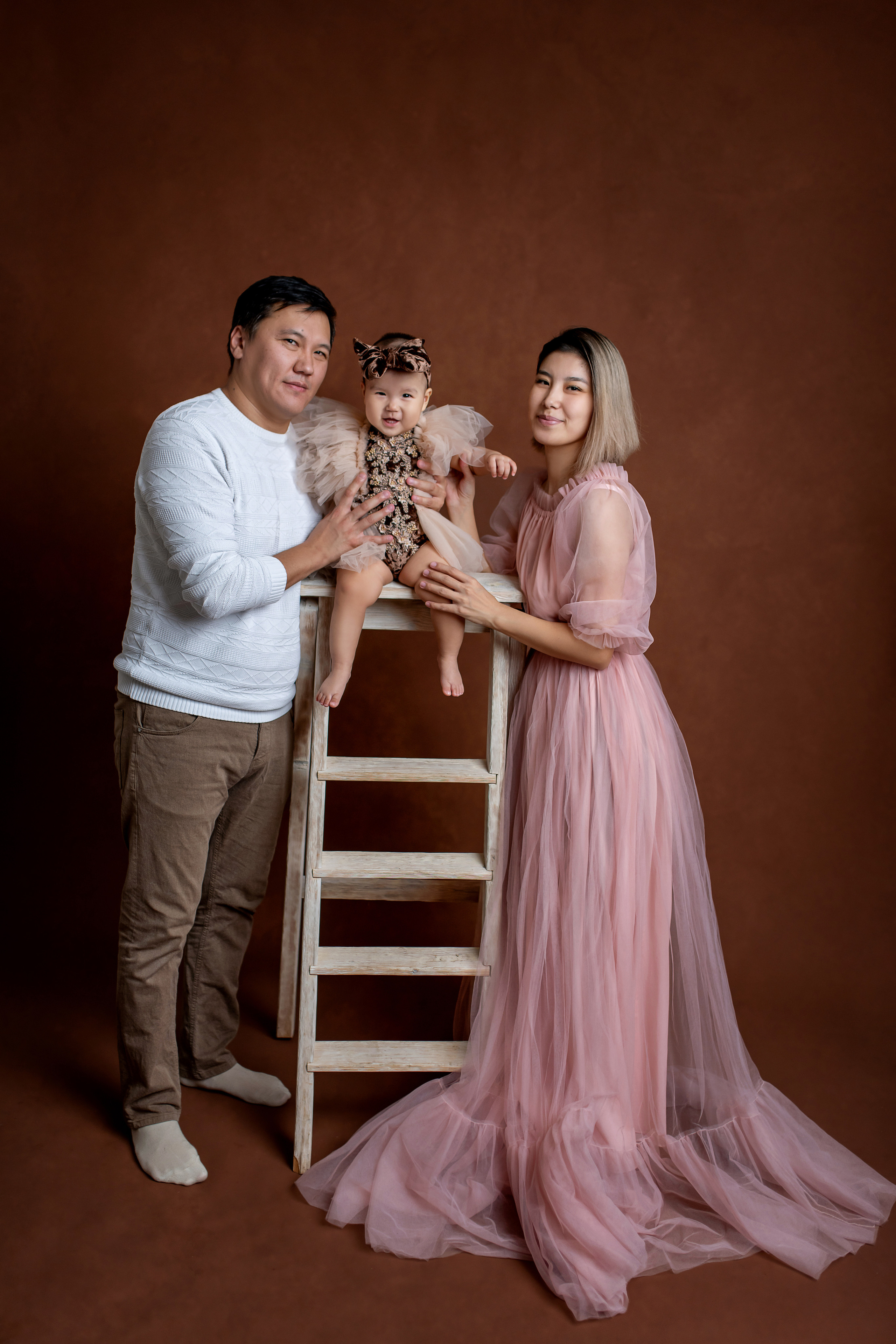 Портретная семейная фотосессия в студии. Творческая команда Ульяшевы, свадебная и семейная фотография. Кахахста