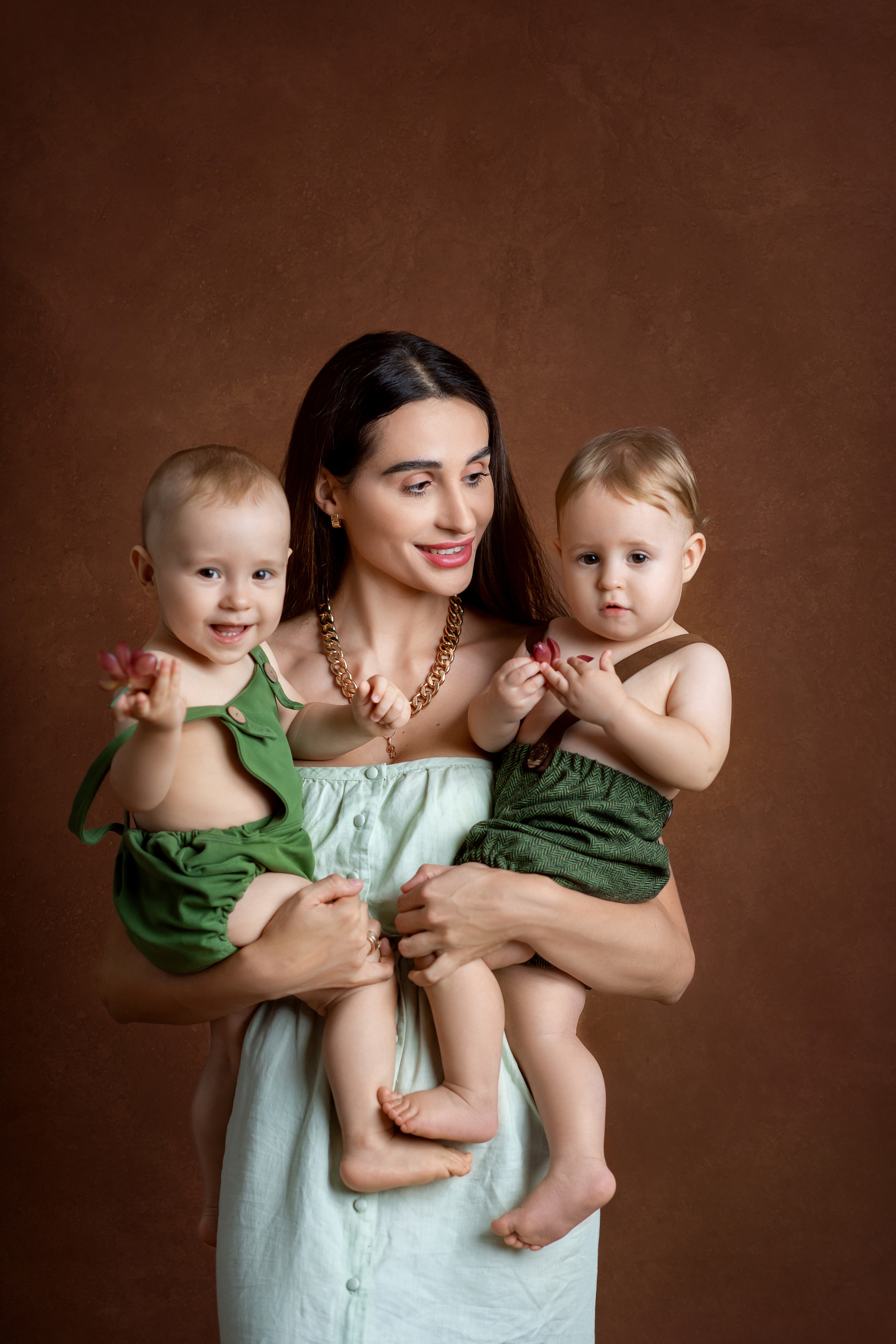 Портретная семейная фотосессия в студии. Творческая команда Ульяшевы, свадебная и семейная фотография. Кахахста