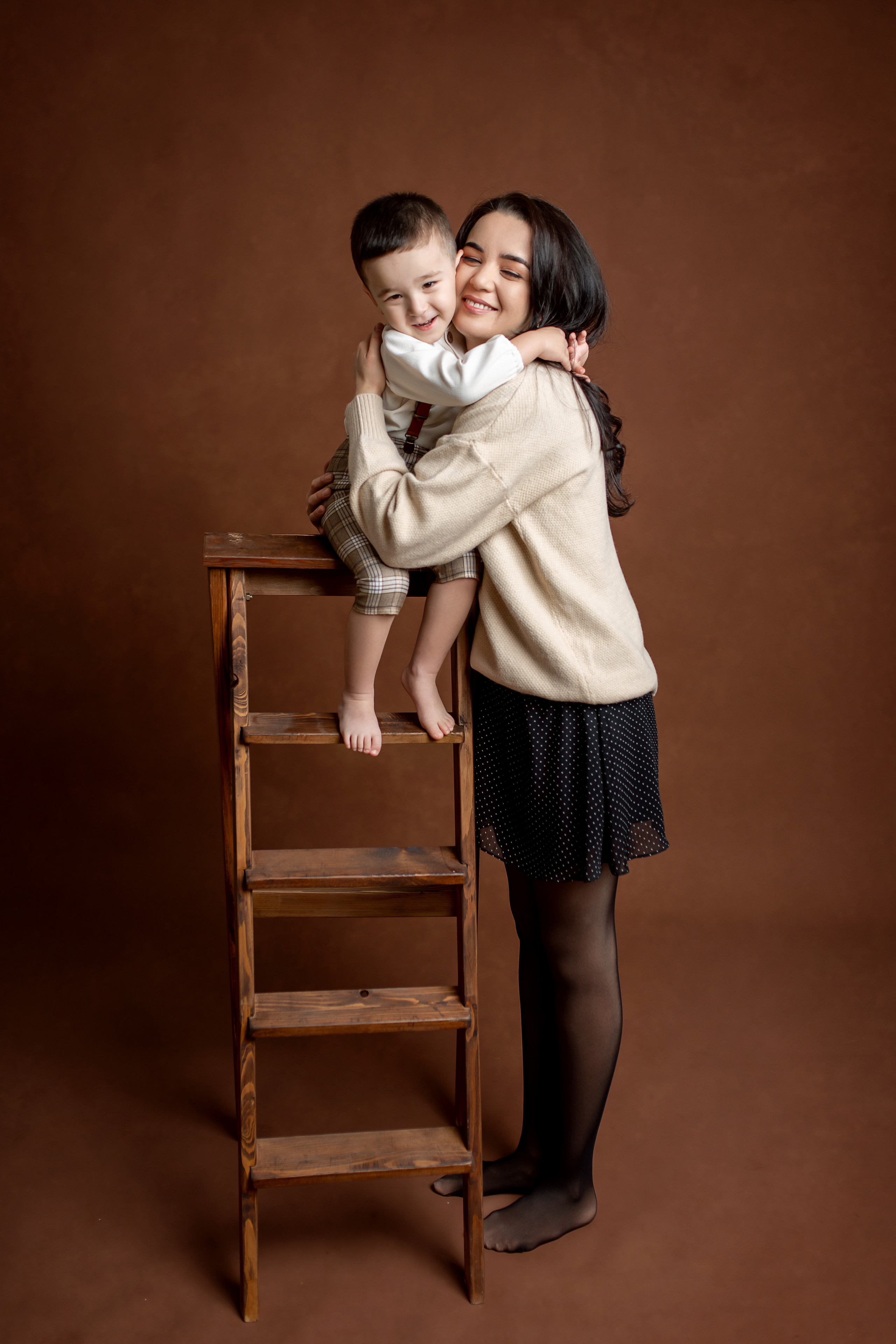 Портретная семейная фотосессия в студии. Творческая команда Ульяшевы, свадебная и семейная фотография. Кахахста