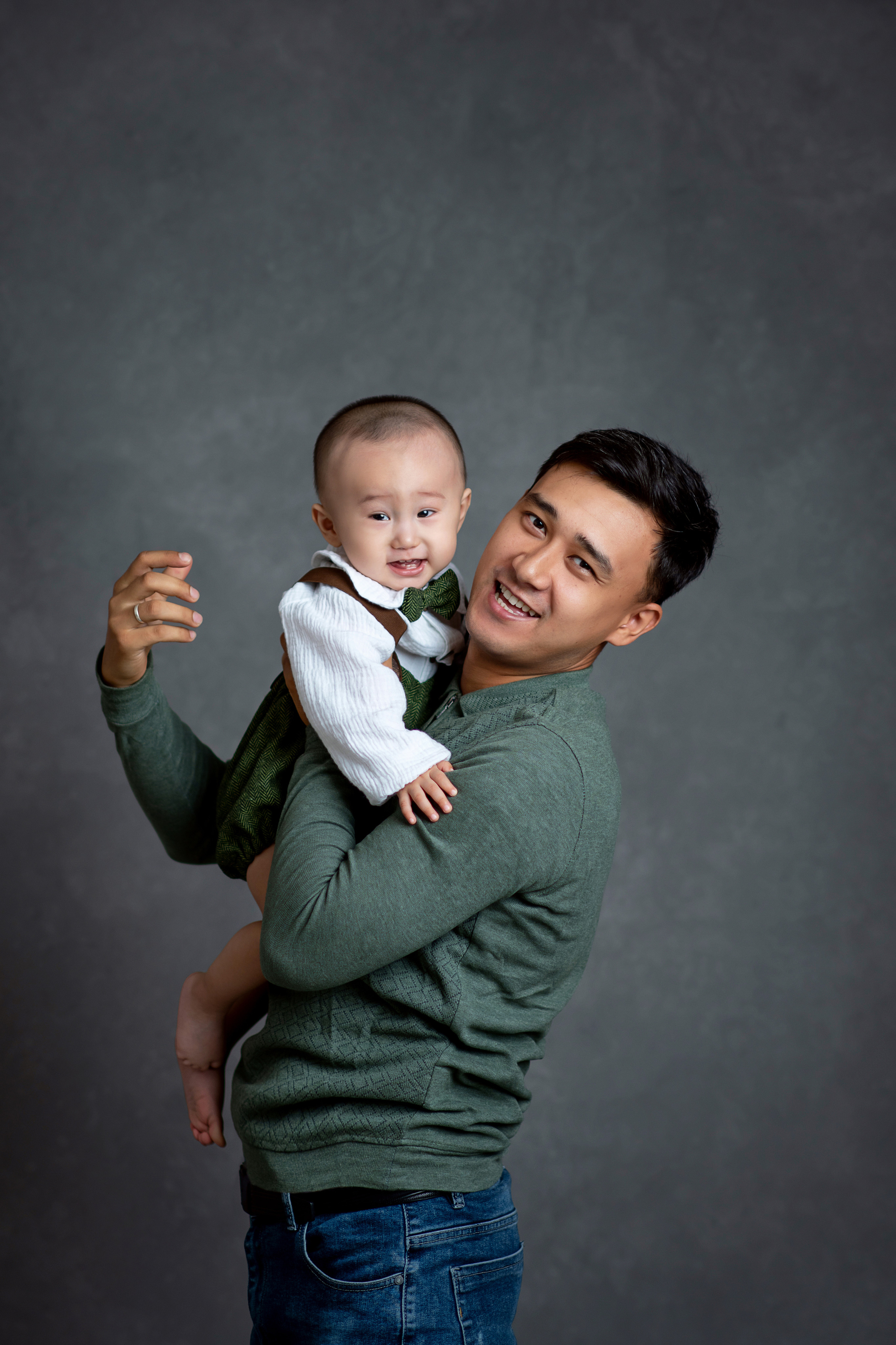 Портретная семейная фотосессия в студии. Творческая команда Ульяшевы, свадебная и семейная фотография. Кахахста