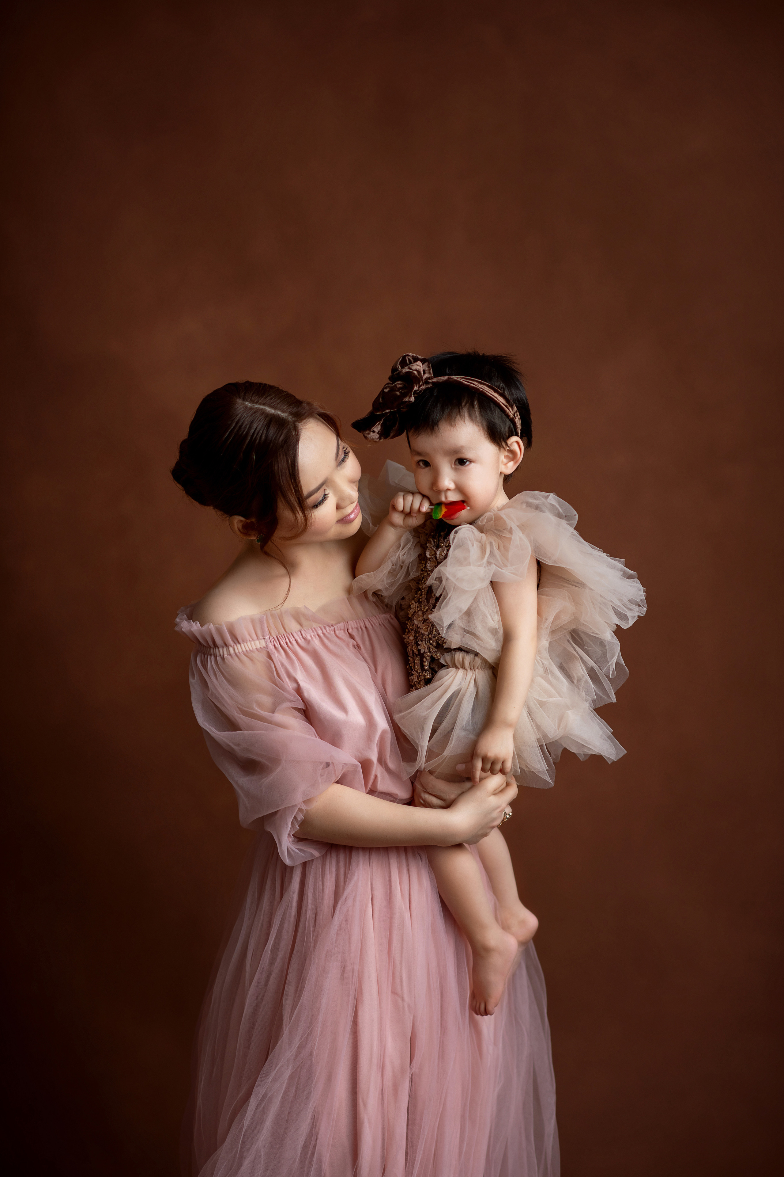 Портретная семейная фотосессия в студии. Творческая команда Ульяшевы, свадебная и семейная фотография. Кахахста