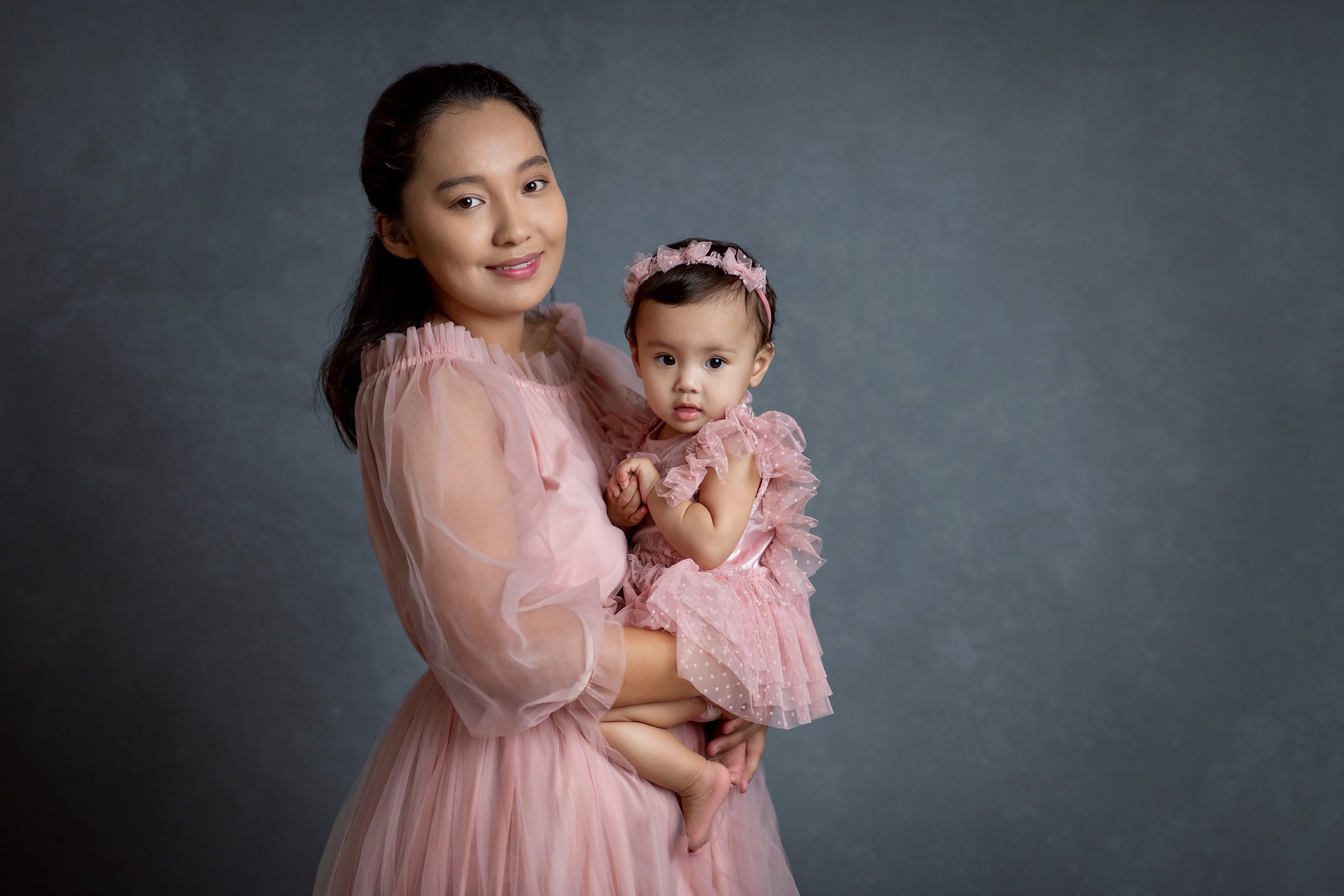 Портретная семейная фотосессия в студии. Творческая команда Ульяшевы, свадебная и семейная фотография. Кахахста