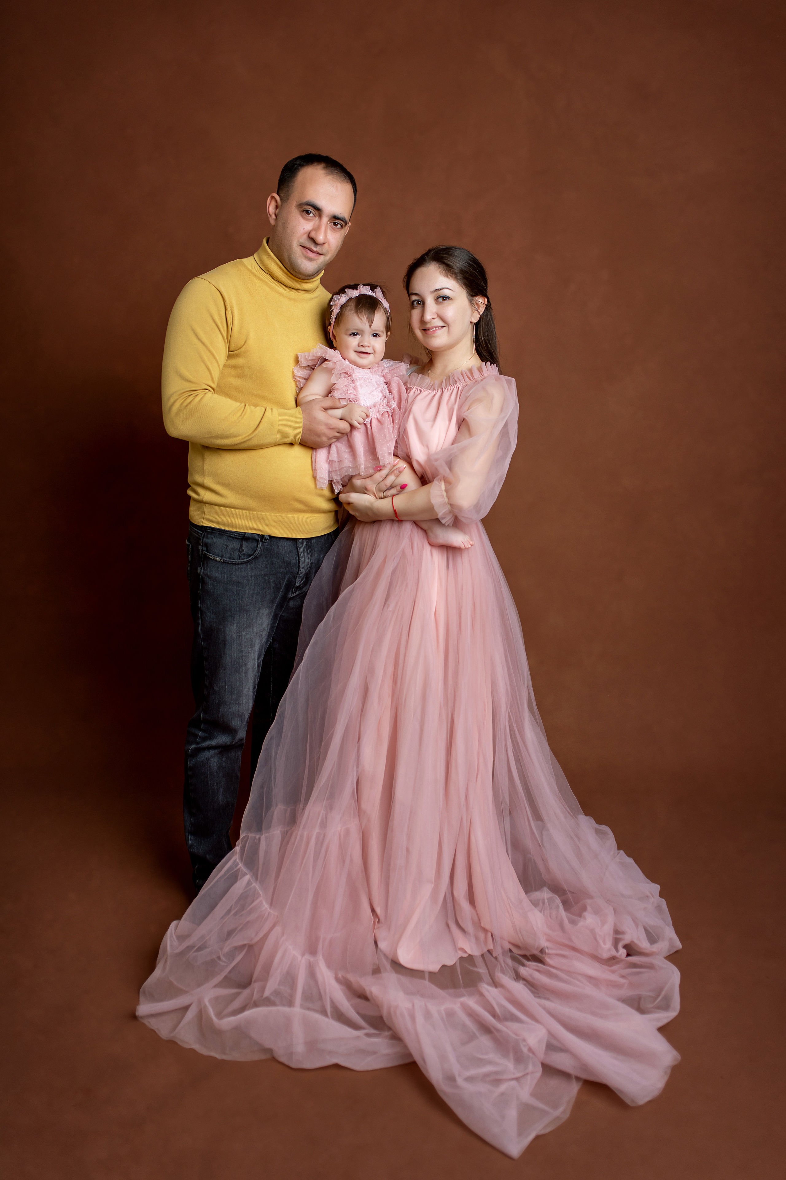 Портретная семейная фотосессия в студии. Творческая команда Ульяшевы, свадебная и семейная фотография. Кахахста