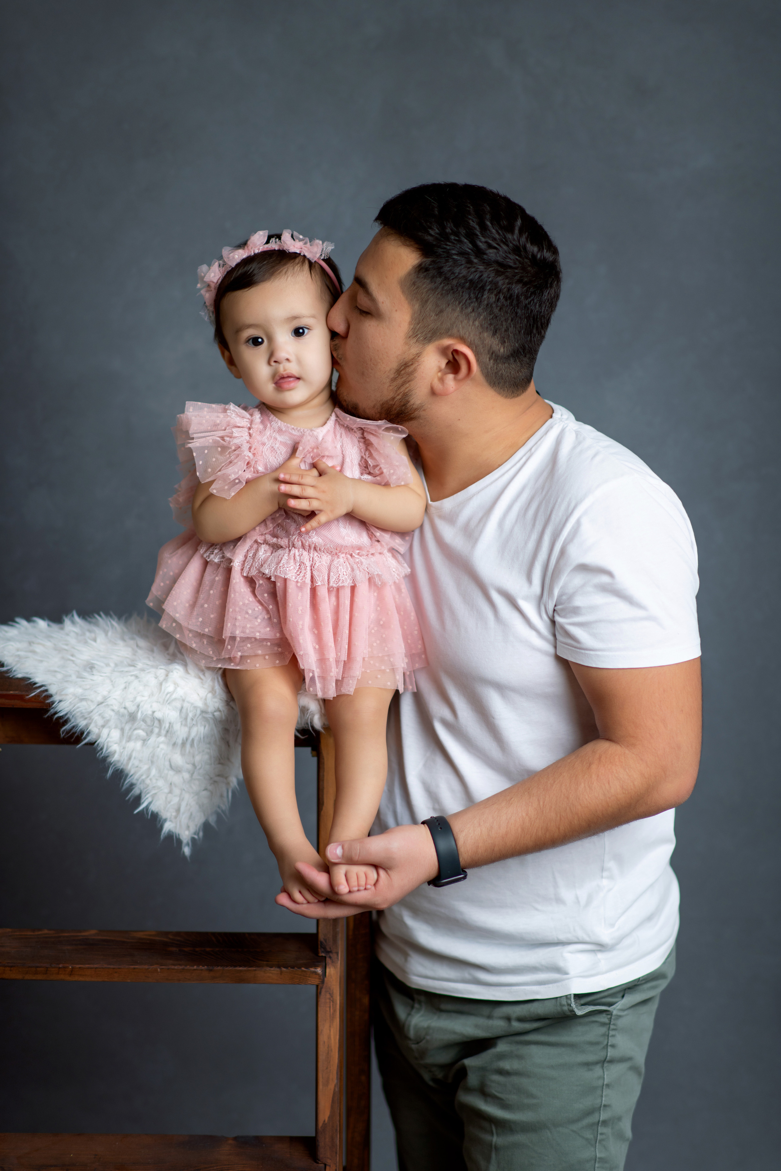 Портретная семейная фотосессия в студии. Творческая команда Ульяшевы, свадебная и семейная фотография. Кахахста