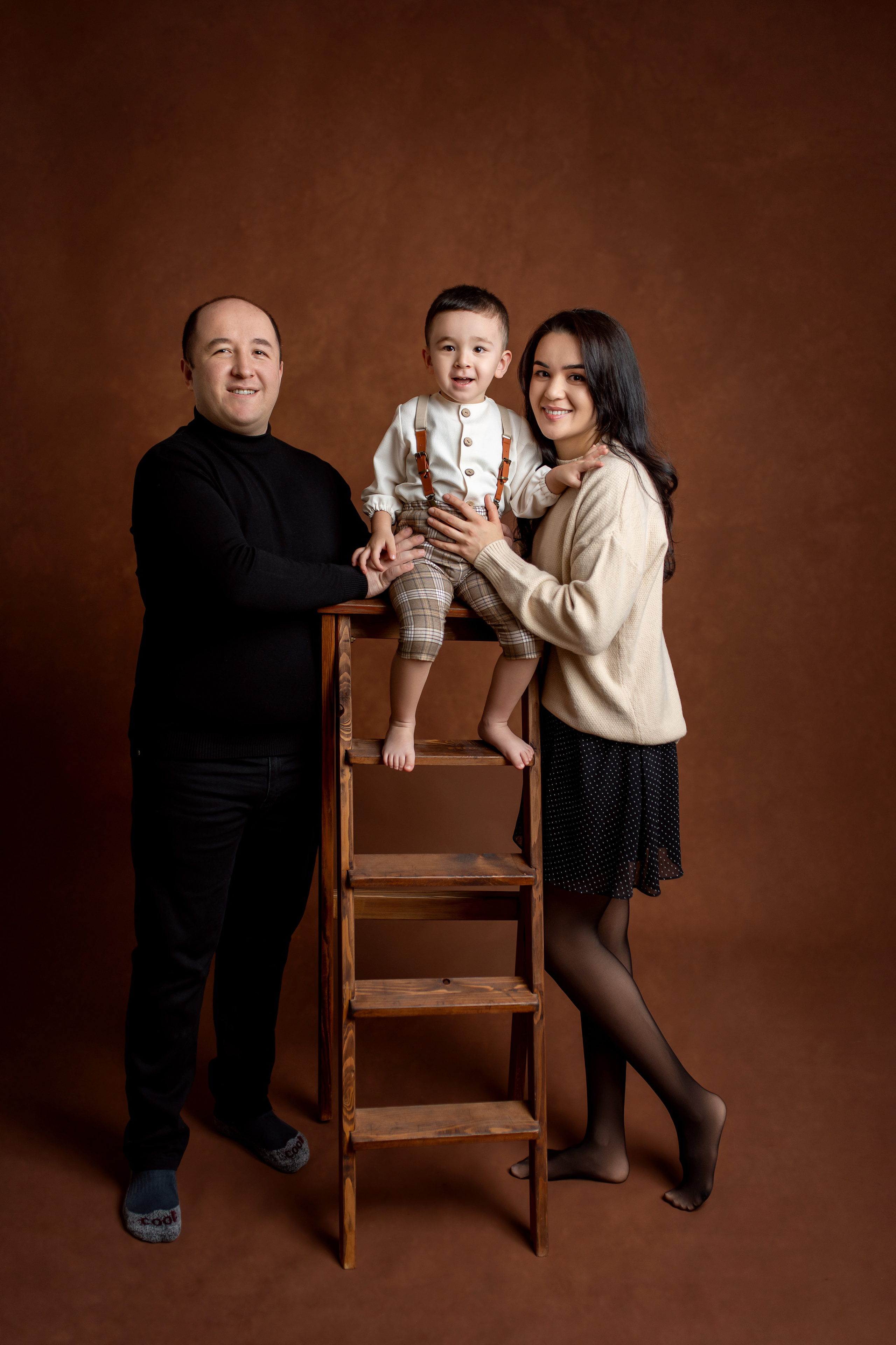 Портретная семейная фотосессия в студии. Творческая команда Ульяшевы, свадебная и семейная фотография. Кахахста