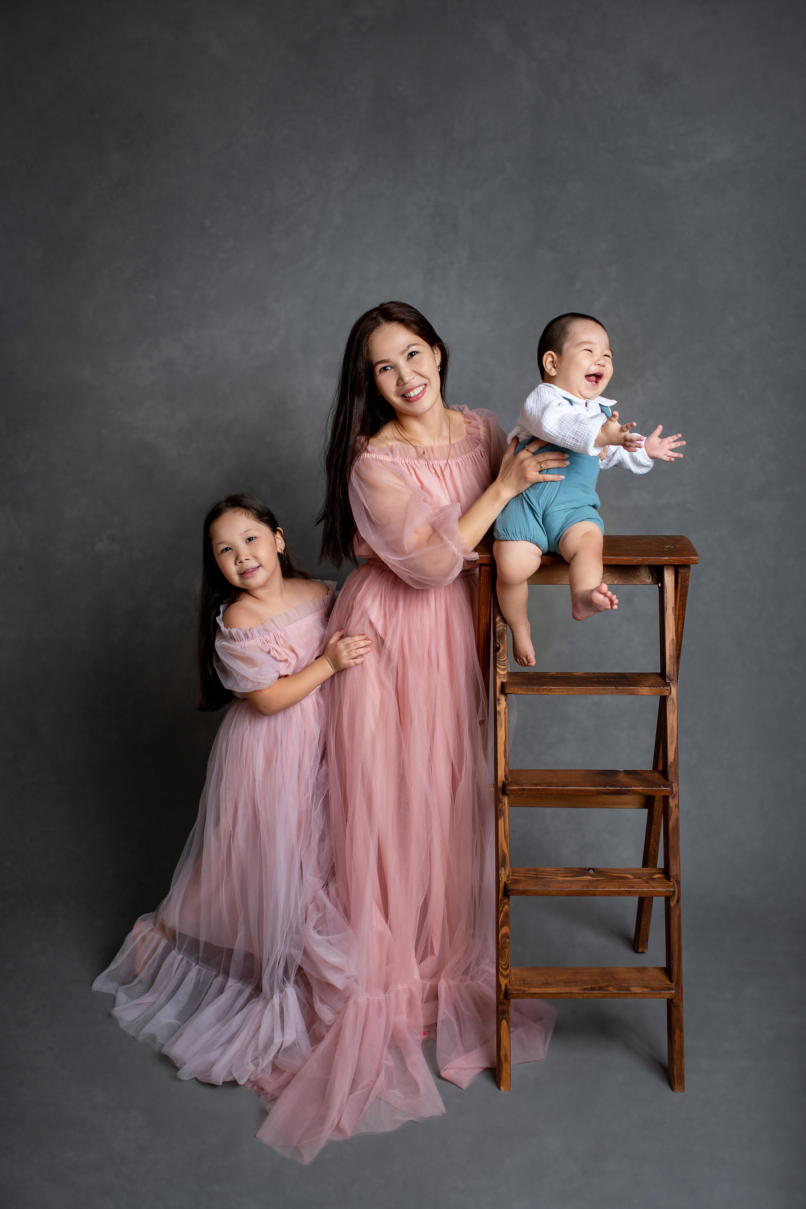 Портретная семейная фотосессия в студии. Творческая команда Ульяшевы, свадебная и семейная фотография. Кахахста