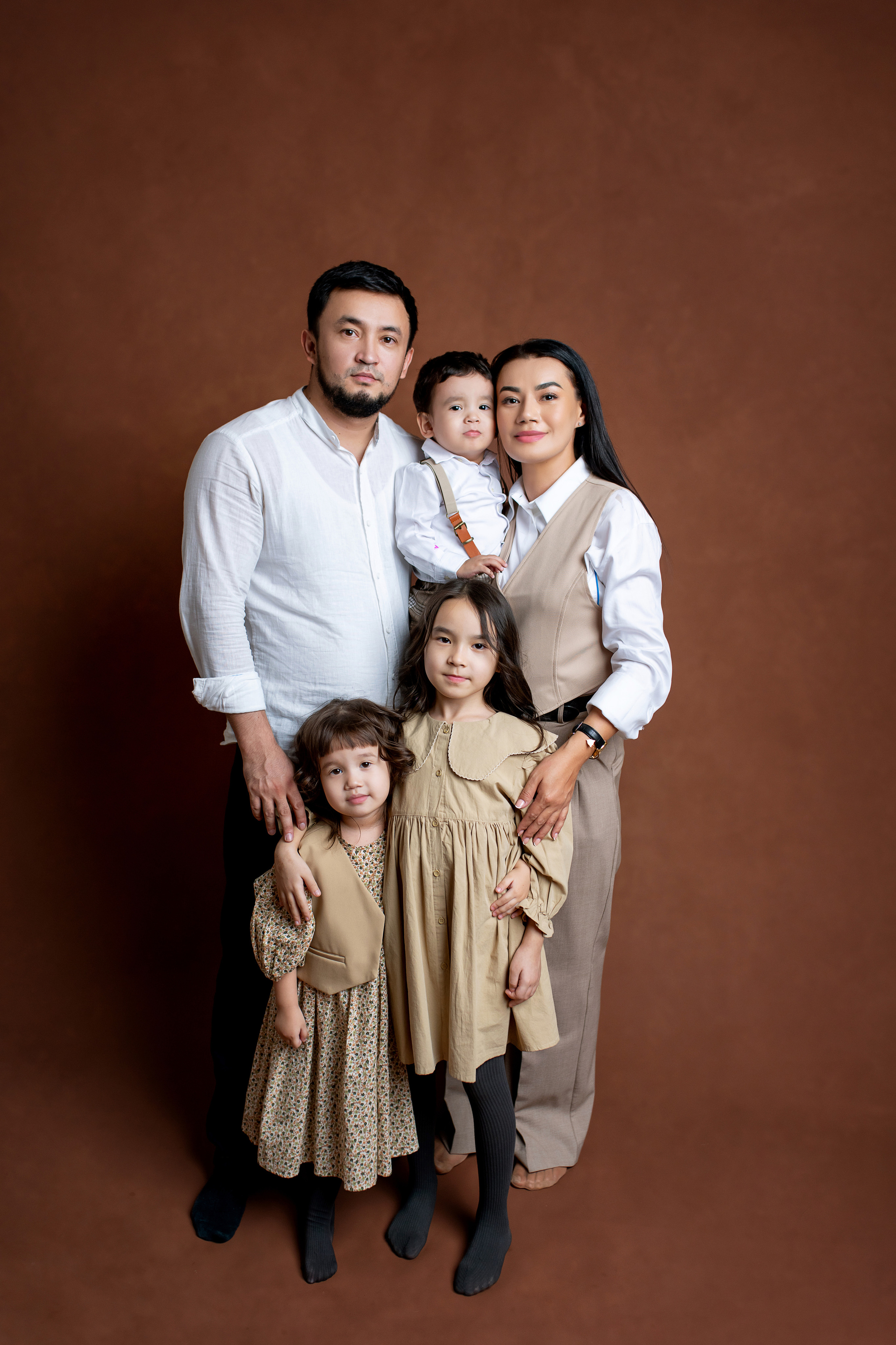 Портретная семейная фотосессия в студии. Творческая команда Ульяшевы, свадебная и семейная фотография. Кахахста