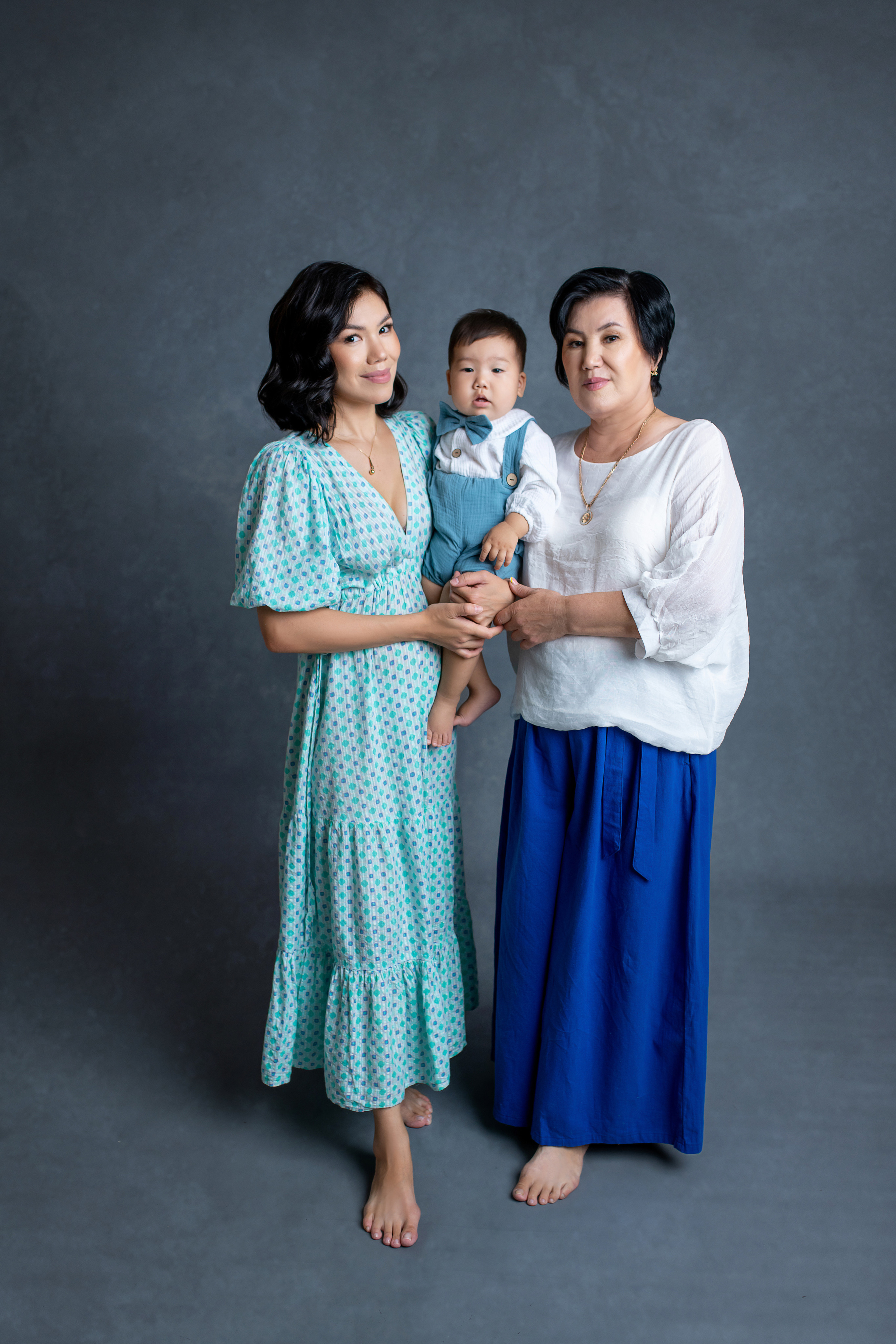 Портретная семейная фотосессия в студии. Творческая команда Ульяшевы, свадебная и семейная фотография. Кахахста