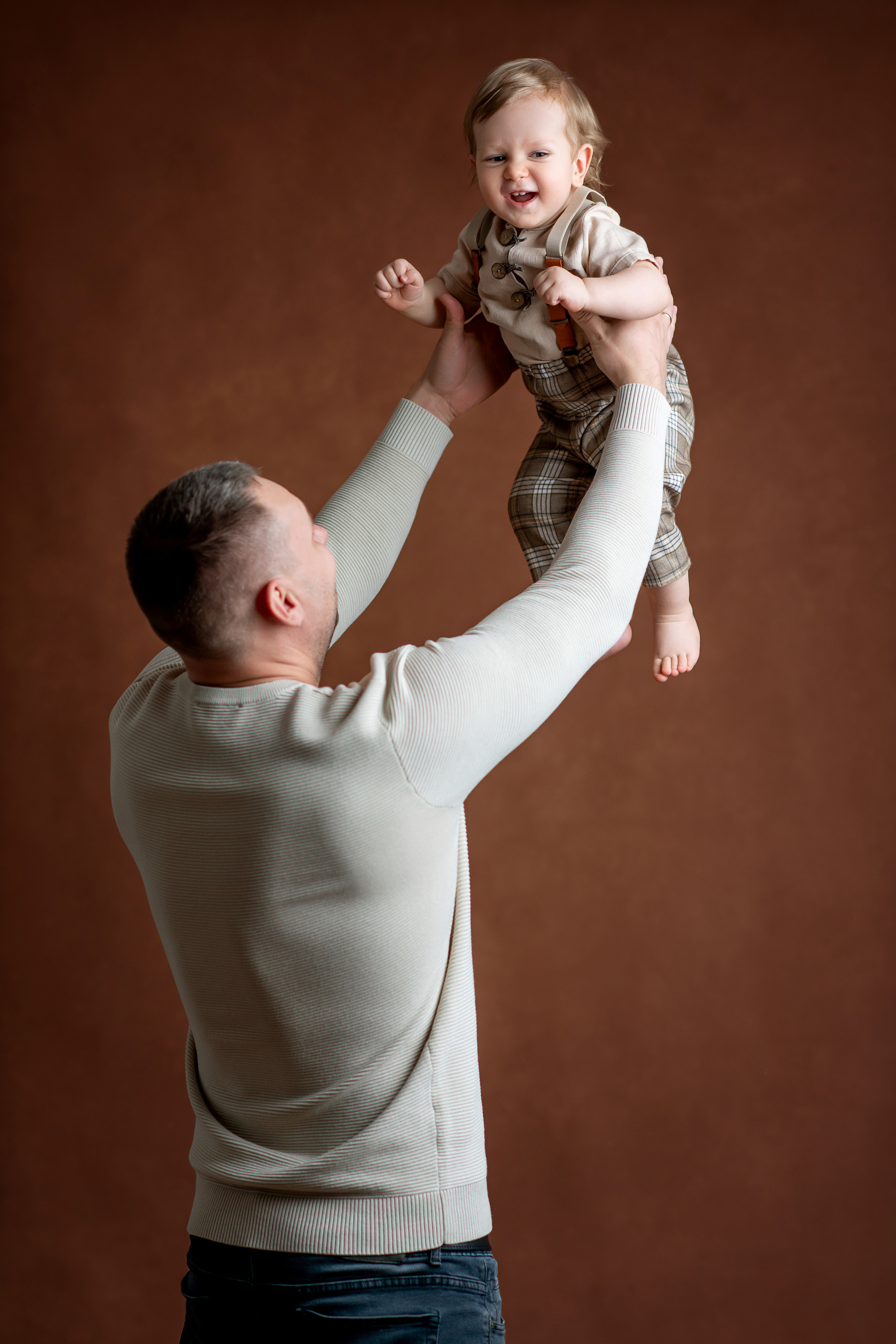 Портретная семейная фотосессия в студии. Творческая команда Ульяшевы, свадебная и семейная фотография. Кахахста