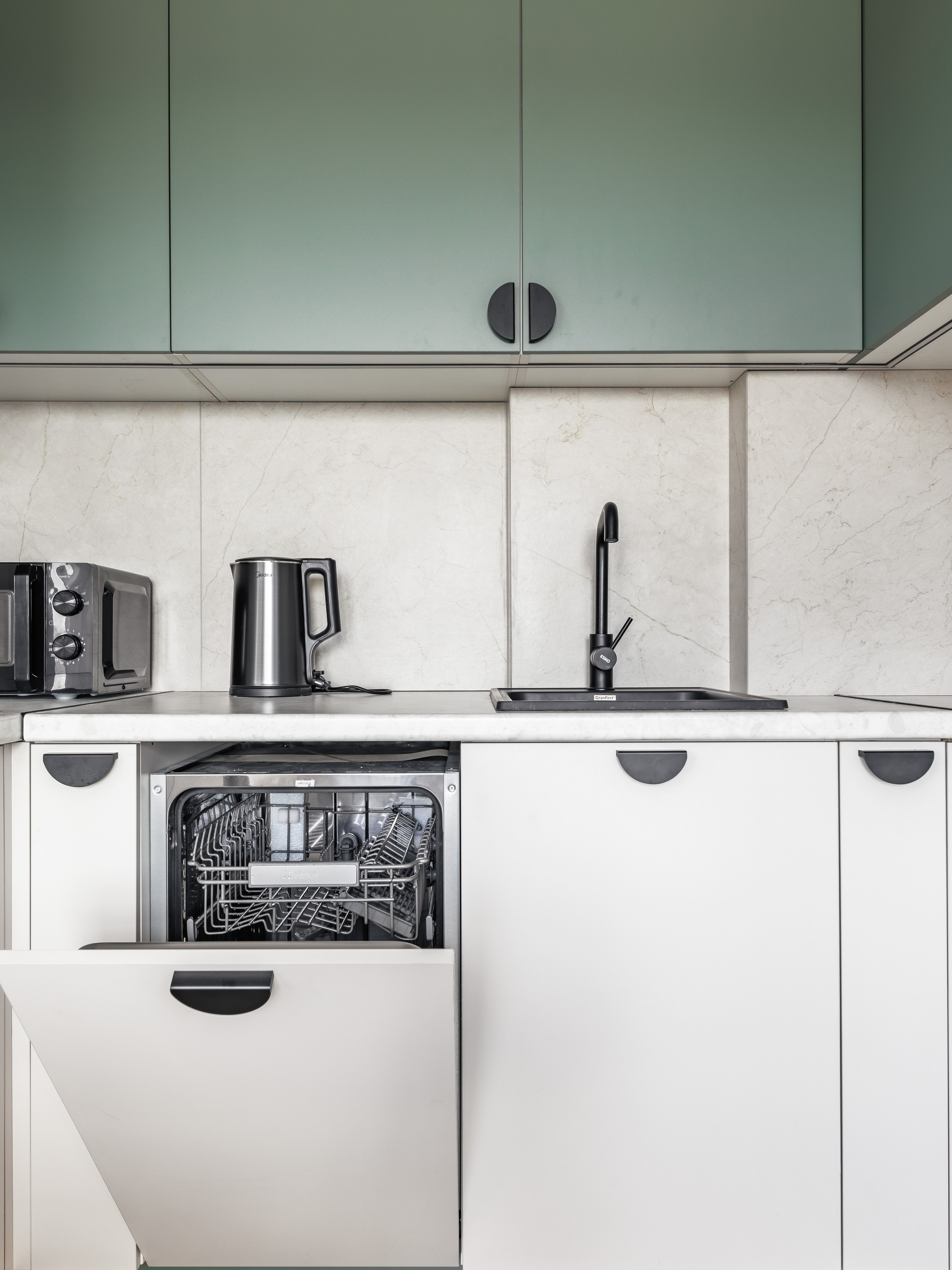 Яркий интерьер кухни ЖК Наследие дизайнер Ксения Новикова ksudsgn цветной акцент аренда Санкт-Петербург нестандартное планировочное решение