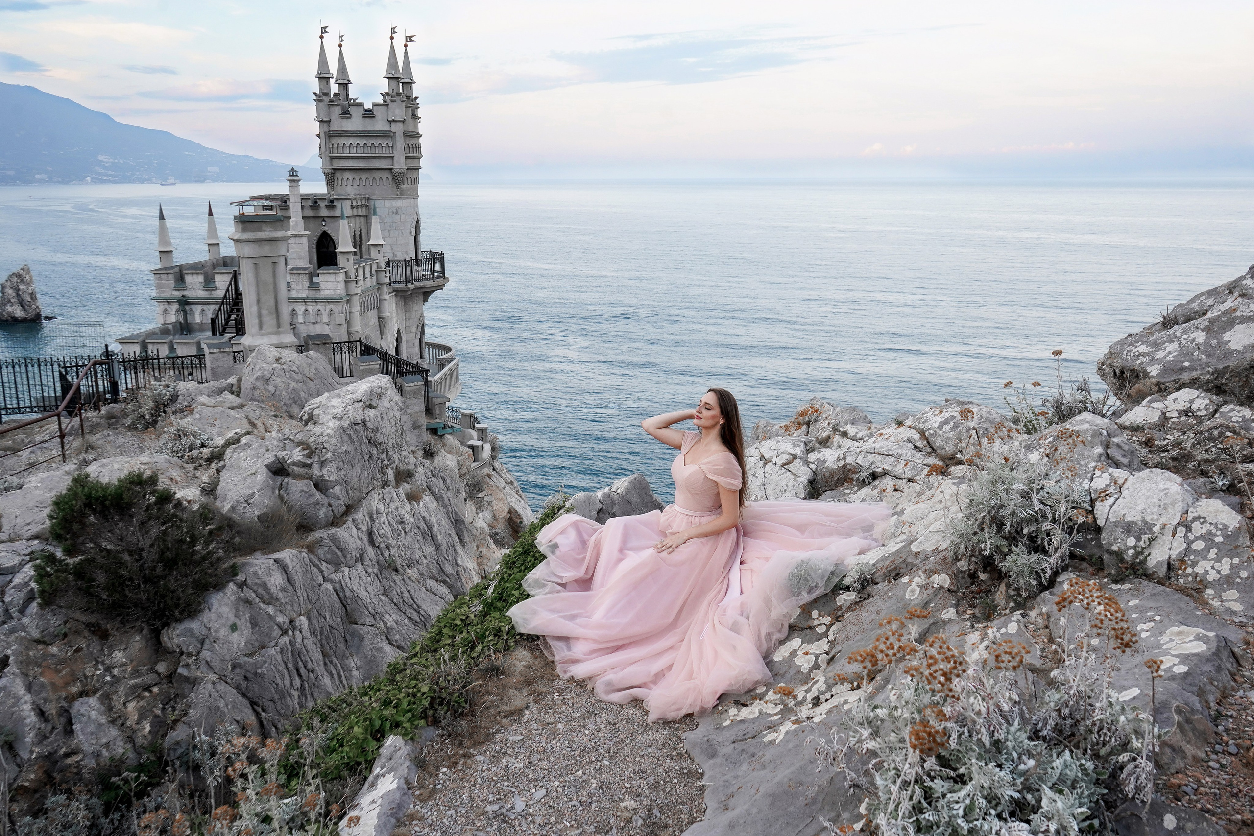 Женская фотосессия с Карелией на Ласточкином гнезде в Крыму. Свадебный фотограф в Ростове-на-Дону. Таинство Крещения и Венчания, семейные фотосессии. Алёна Чёботова