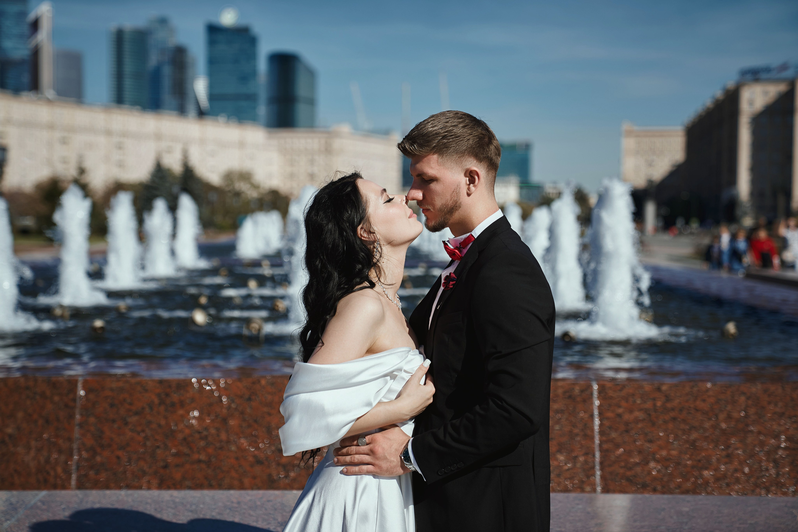 Свадебная фотосессия Дмитрия и Виты на Поклонной горе в парке Победы Москвы