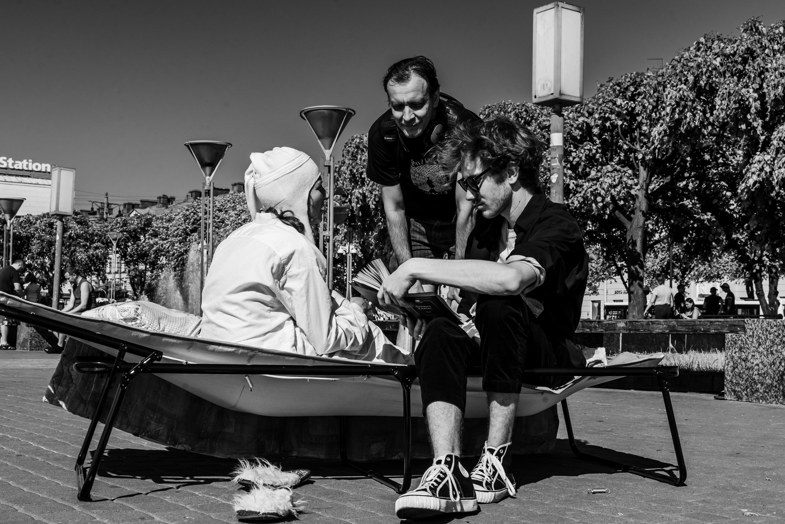 «Старухи» — спектакль-променад по мотивам произведений Д. Хармса. Фотограф Анастасия Арланцева