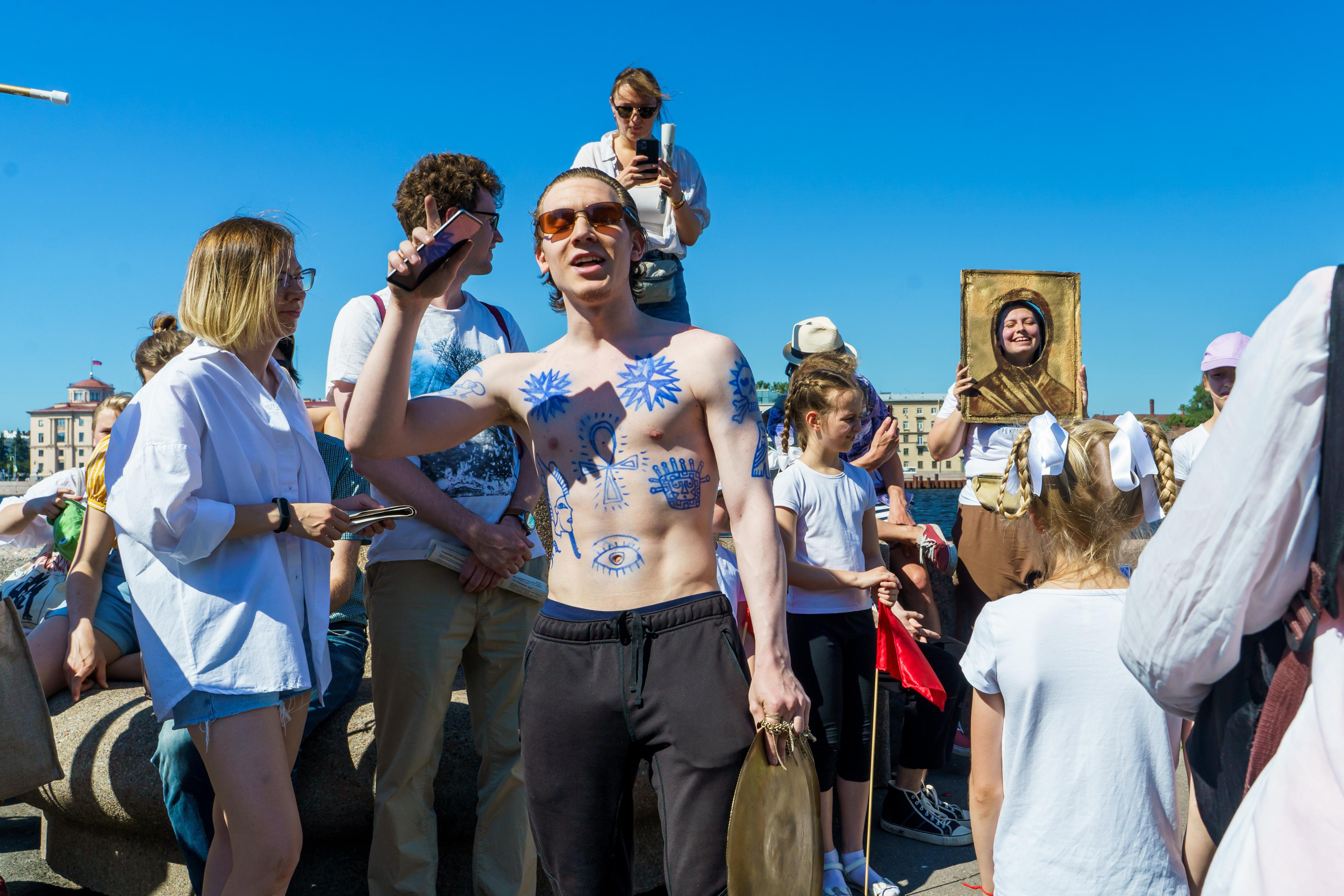 «Старухи» — спектакль-променад по мотивам произведений Д. Хармса. Фотограф Анастасия Арланцева