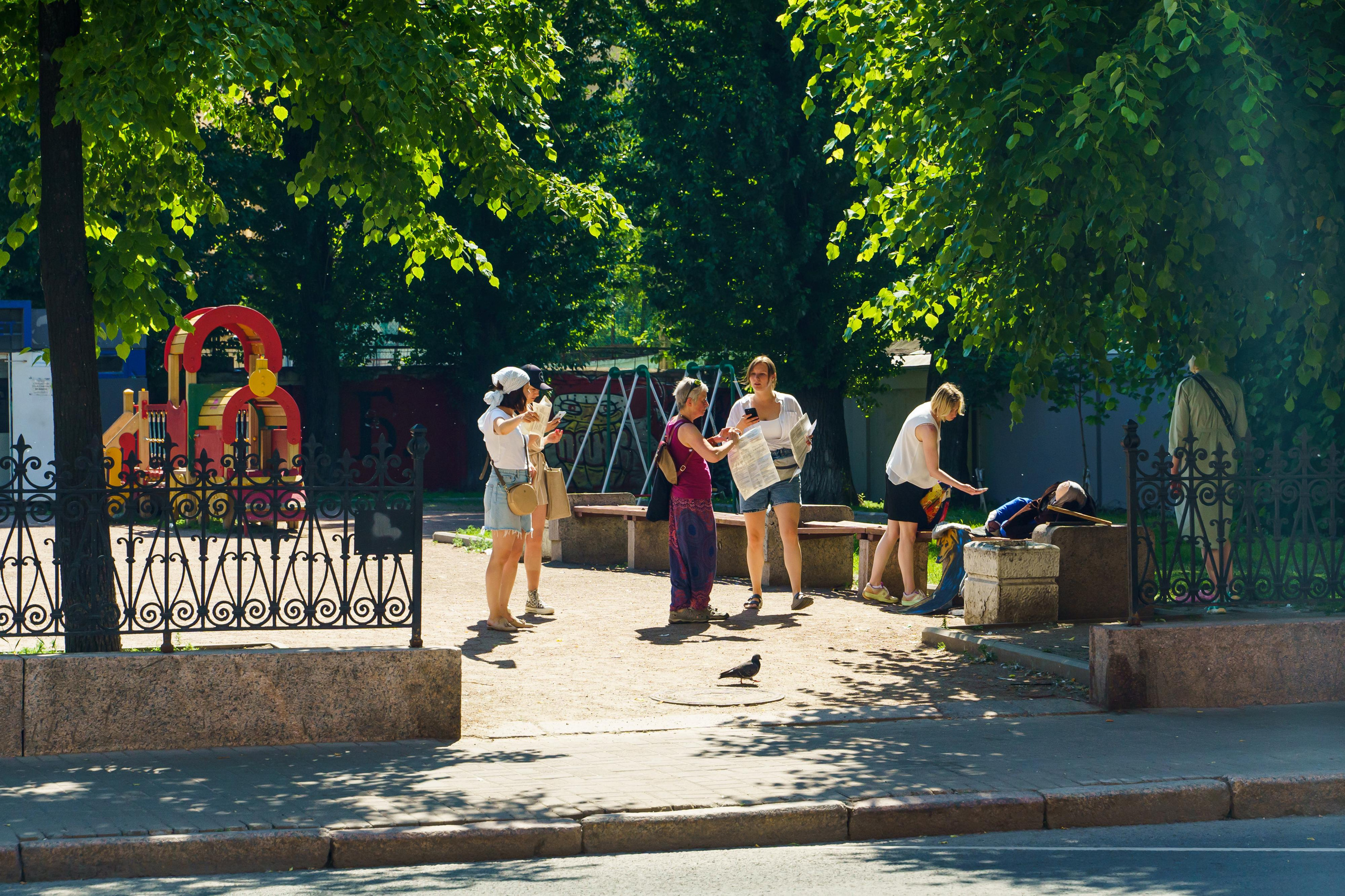 «Старухи» — спектакль-променад по мотивам произведений Д. Хармса. Фотограф Анастасия Арланцева