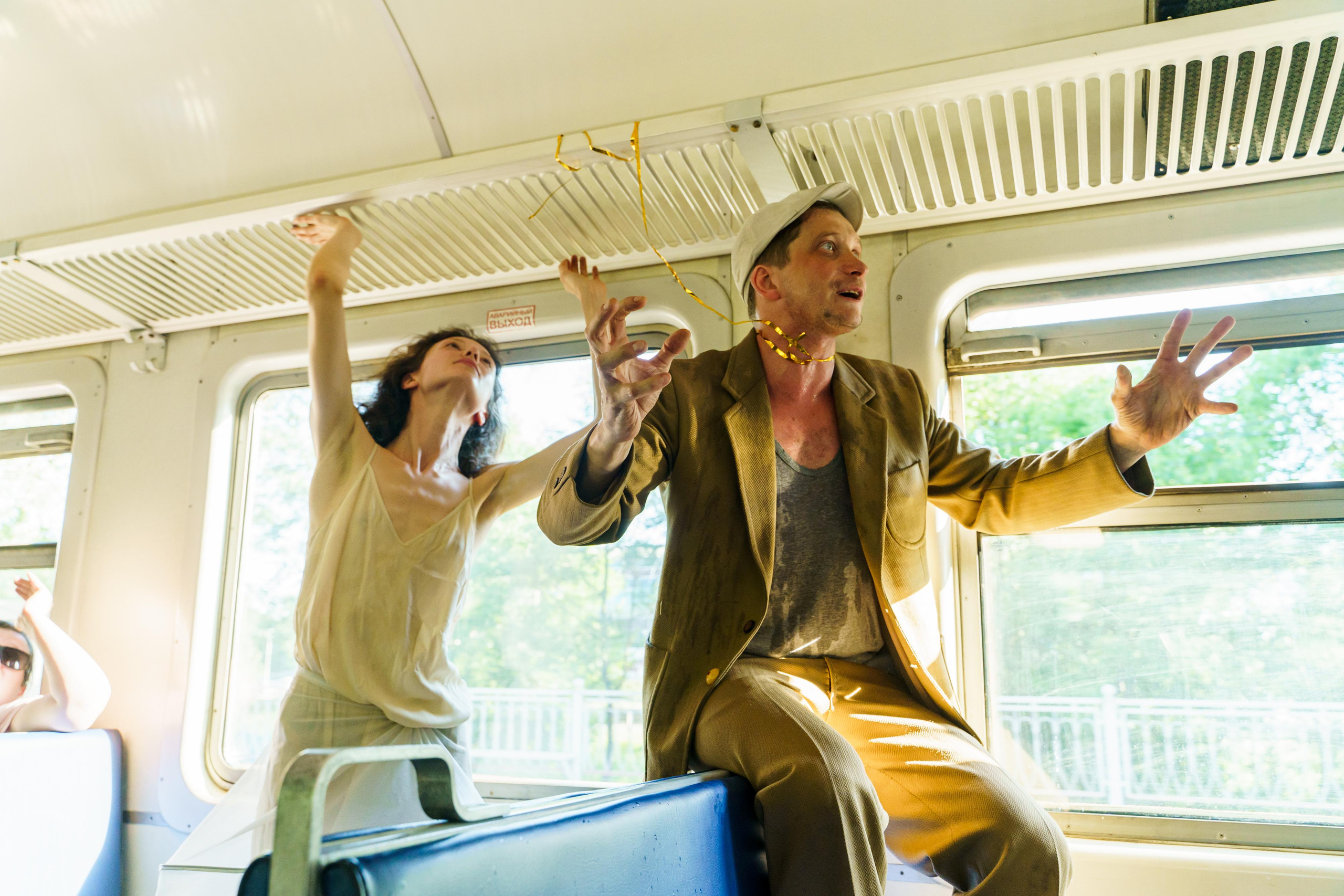 «Старухи» — спектакль-променад по мотивам произведений Д. Хармса. Фотограф Анастасия Арланцева