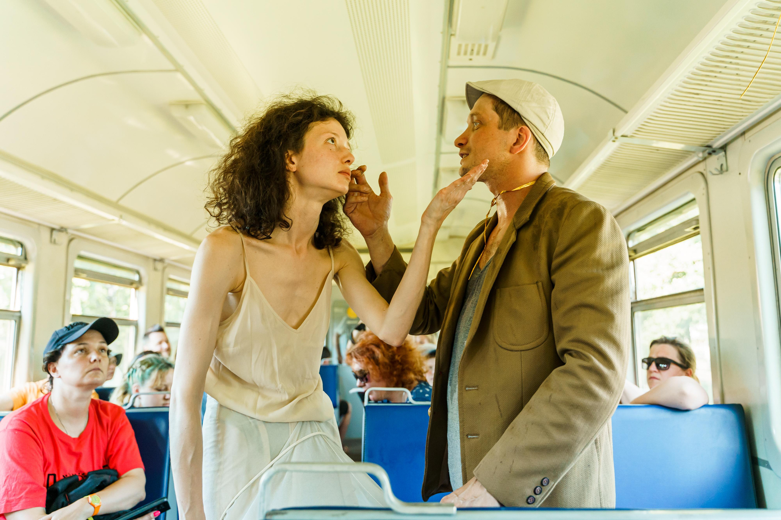 «Старухи» — спектакль-променад по мотивам произведений Д. Хармса. Фотограф Анастасия Арланцева