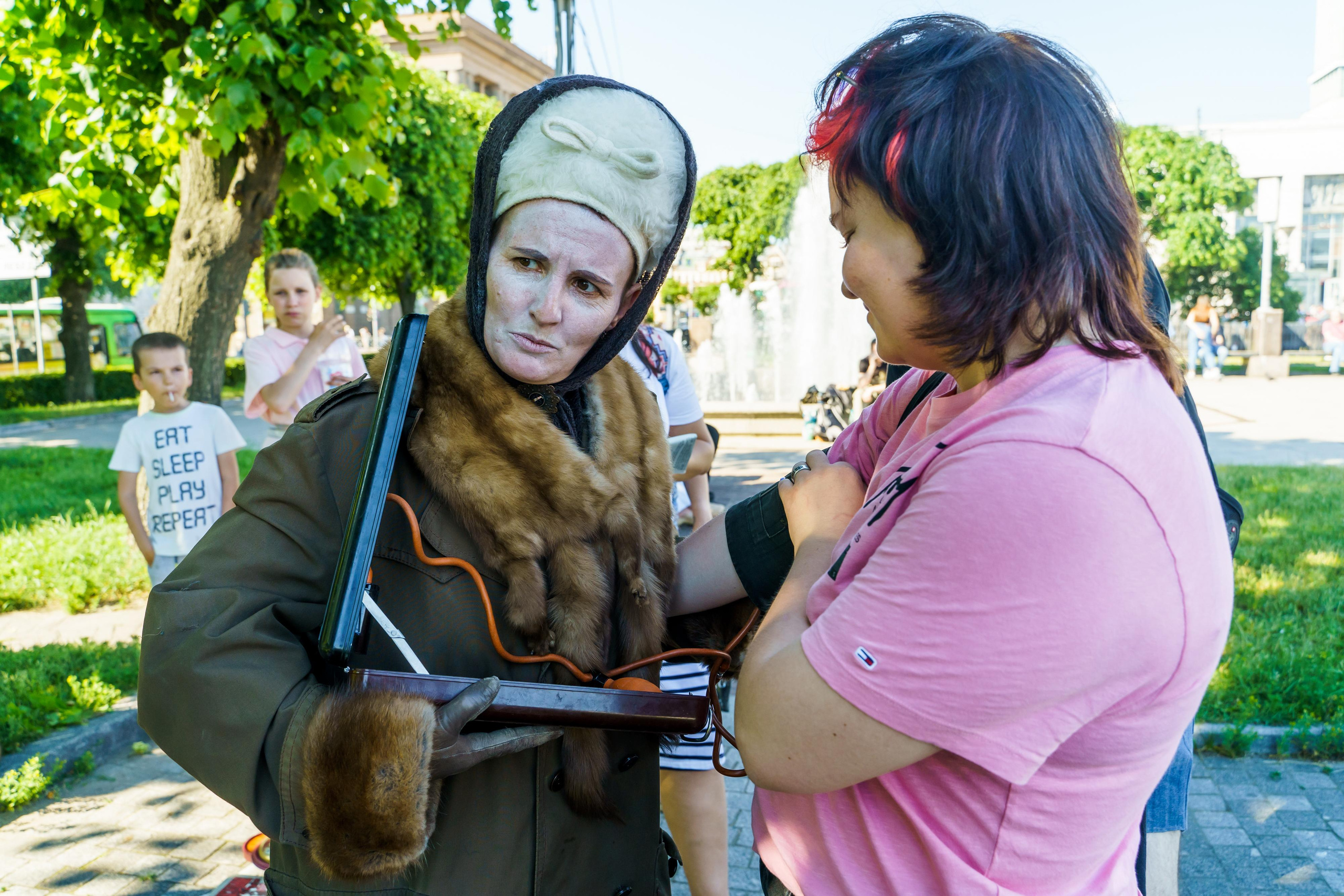 «Старухи» — спектакль-променад по мотивам произведений Д. Хармса. Фотограф Анастасия Арланцева