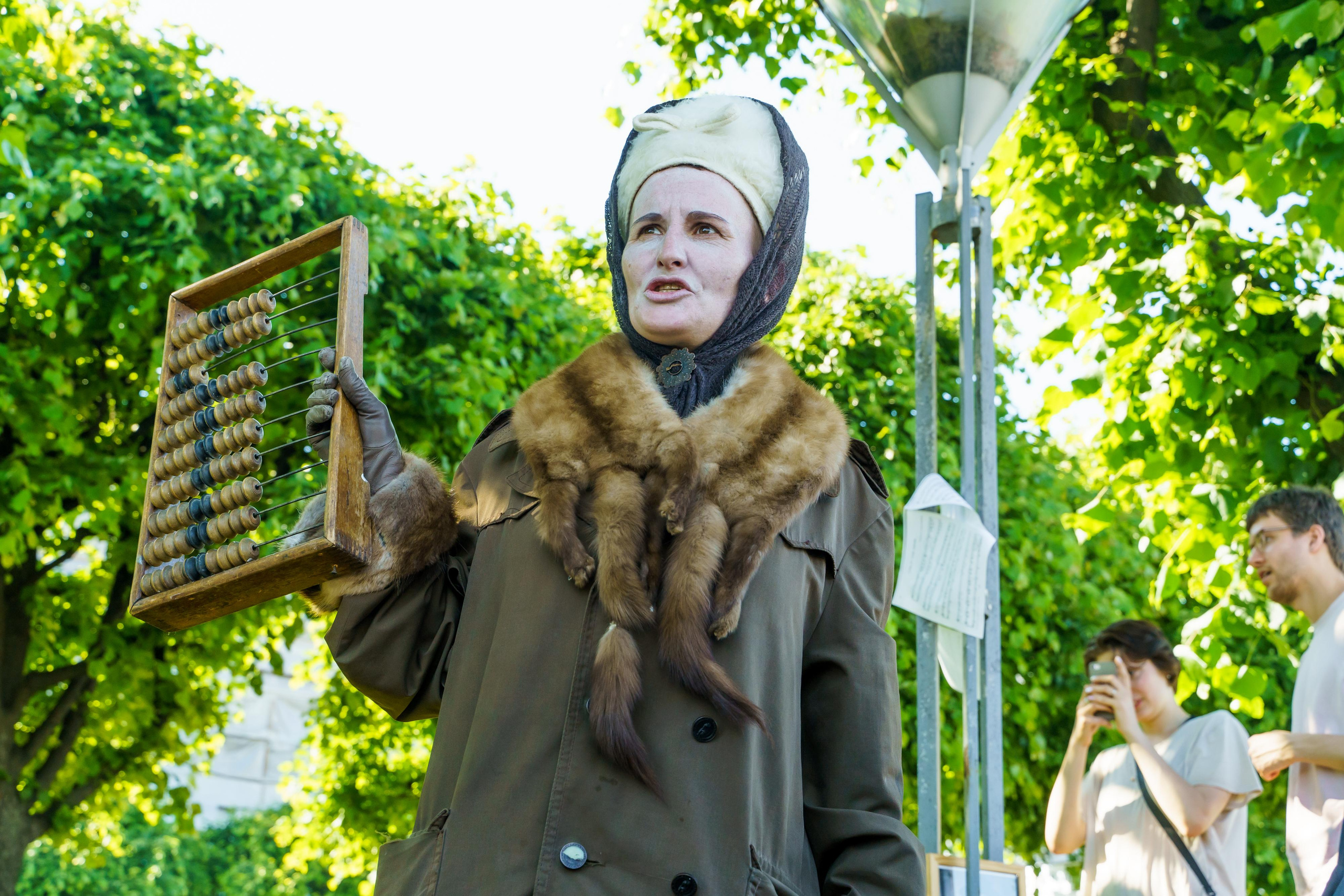 «Старухи» — спектакль-променад по мотивам произведений Д. Хармса. Фотограф Анастасия Арланцева