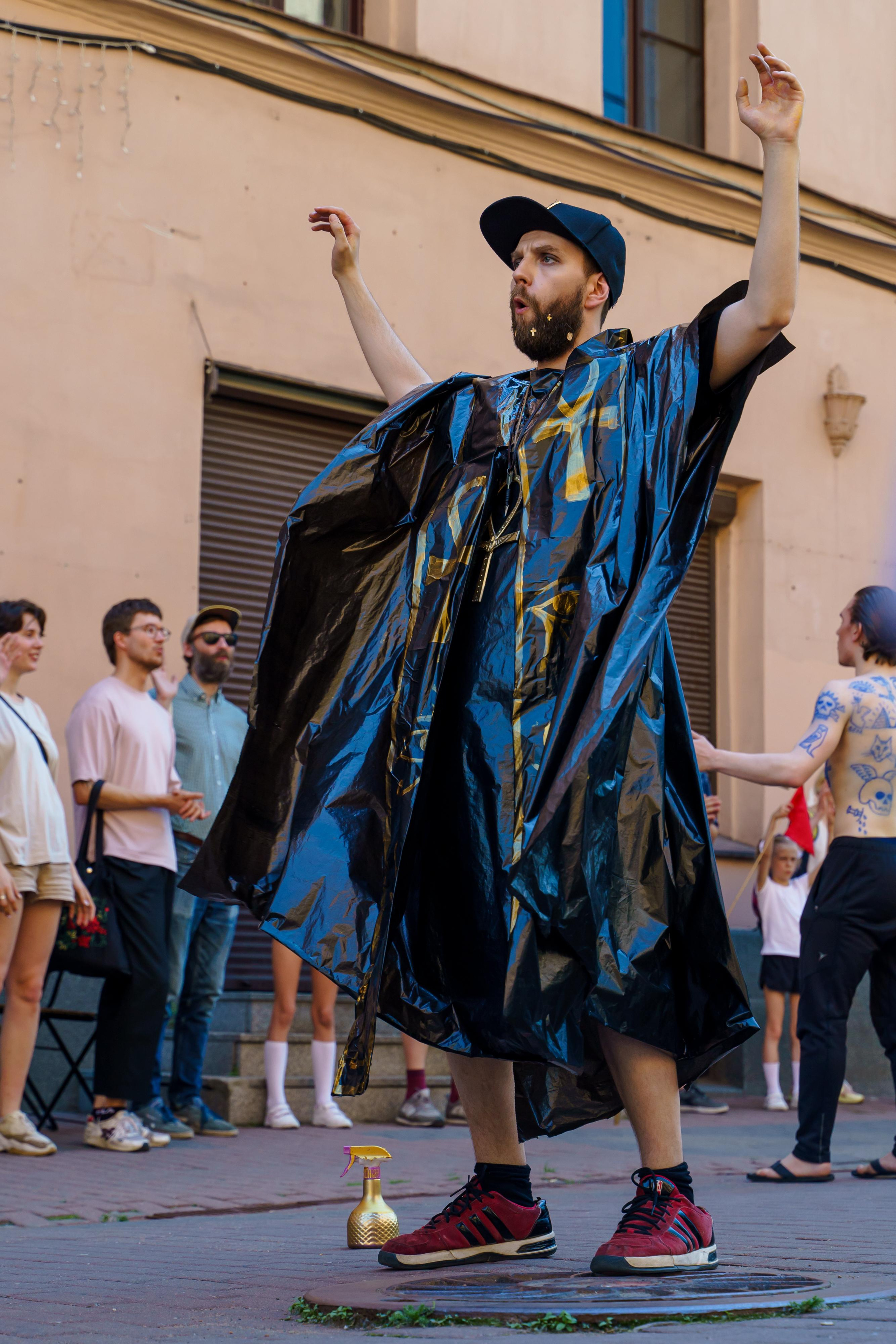 «Старухи» — спектакль-променад по мотивам произведений Д. Хармса. Фотограф Анастасия Арланцева