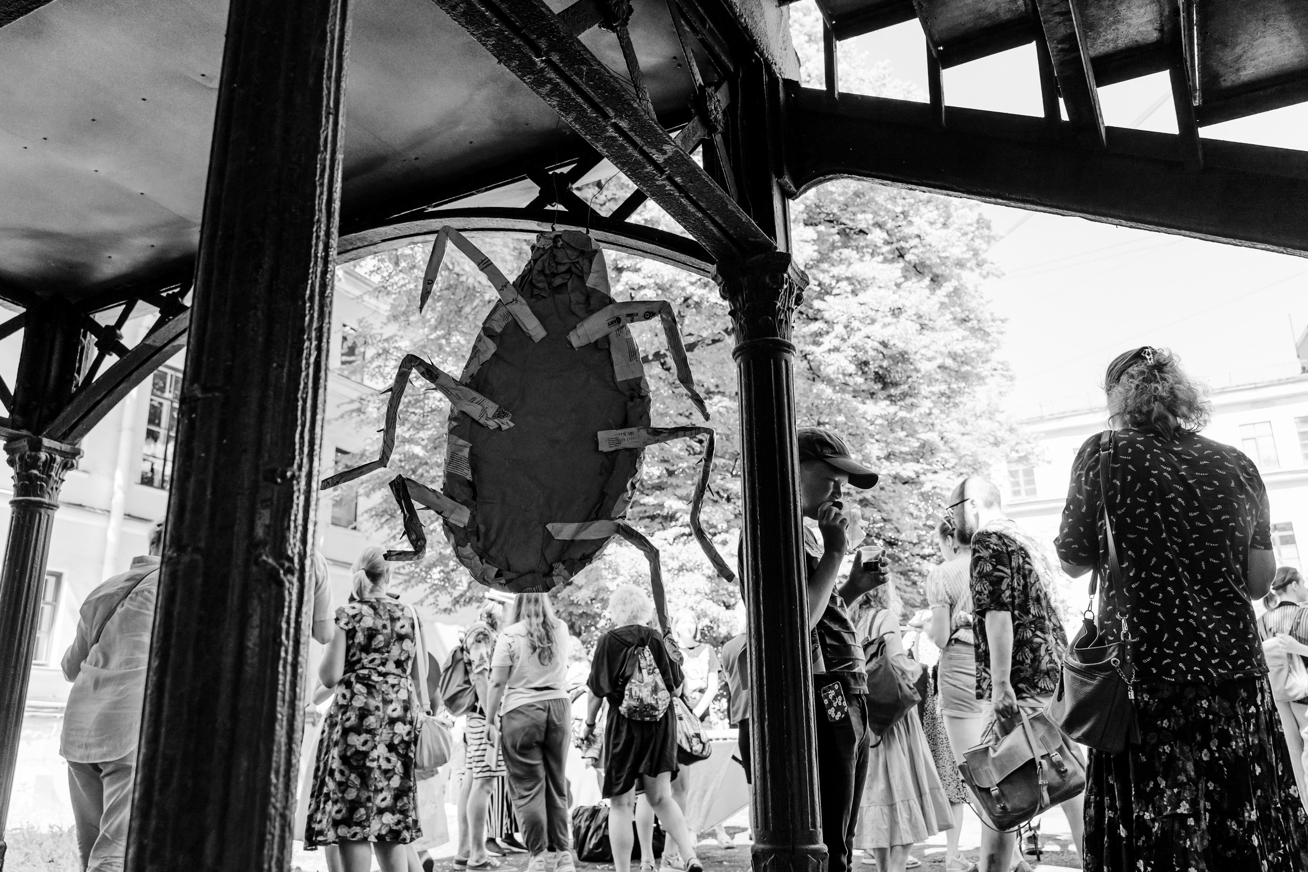 «Старухи» — спектакль-променад по мотивам произведений Д. Хармса. Фотограф Анастасия Арланцева