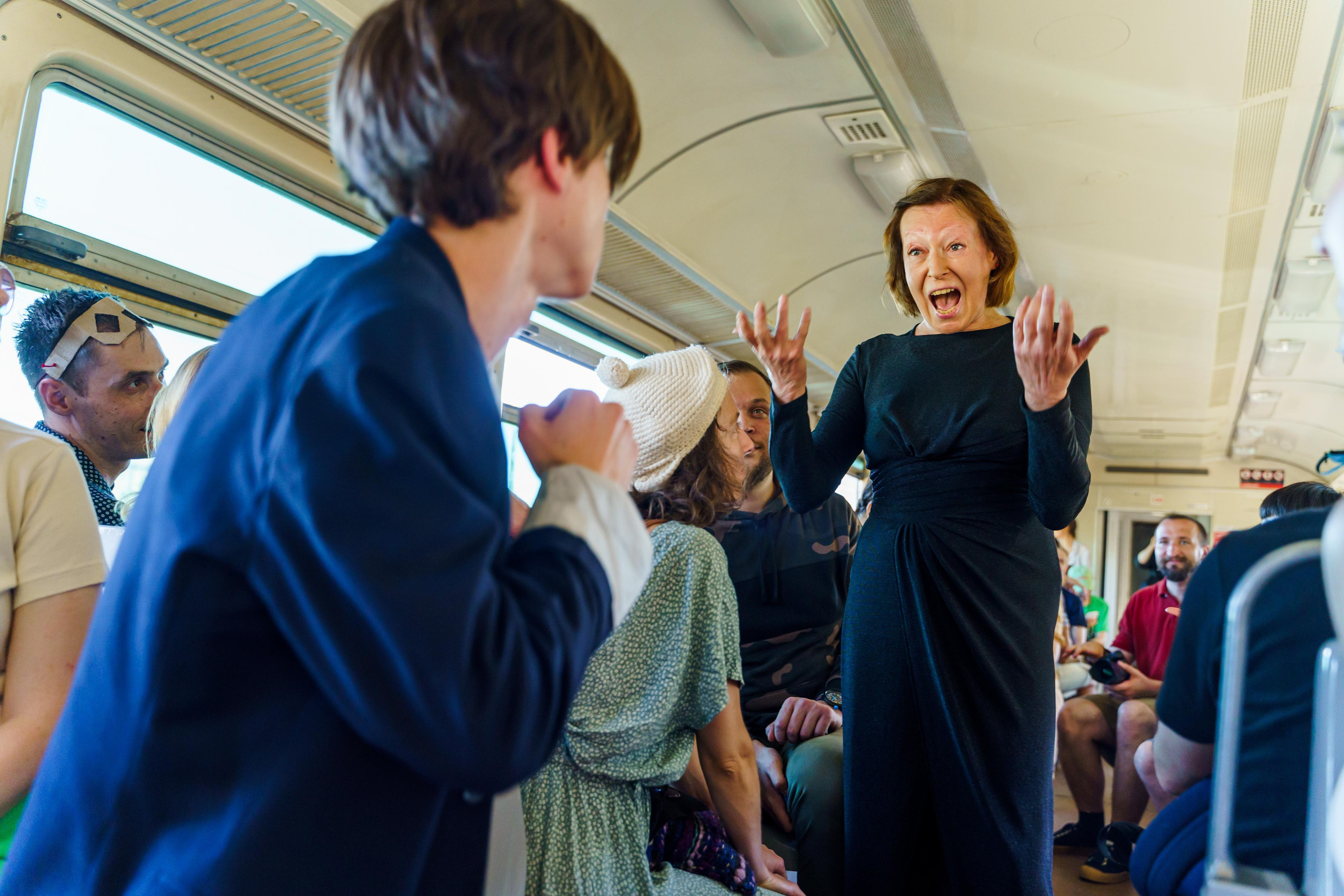 «Старухи» — спектакль-променад по мотивам произведений Д. Хармса. Фотограф Анастасия Арланцева