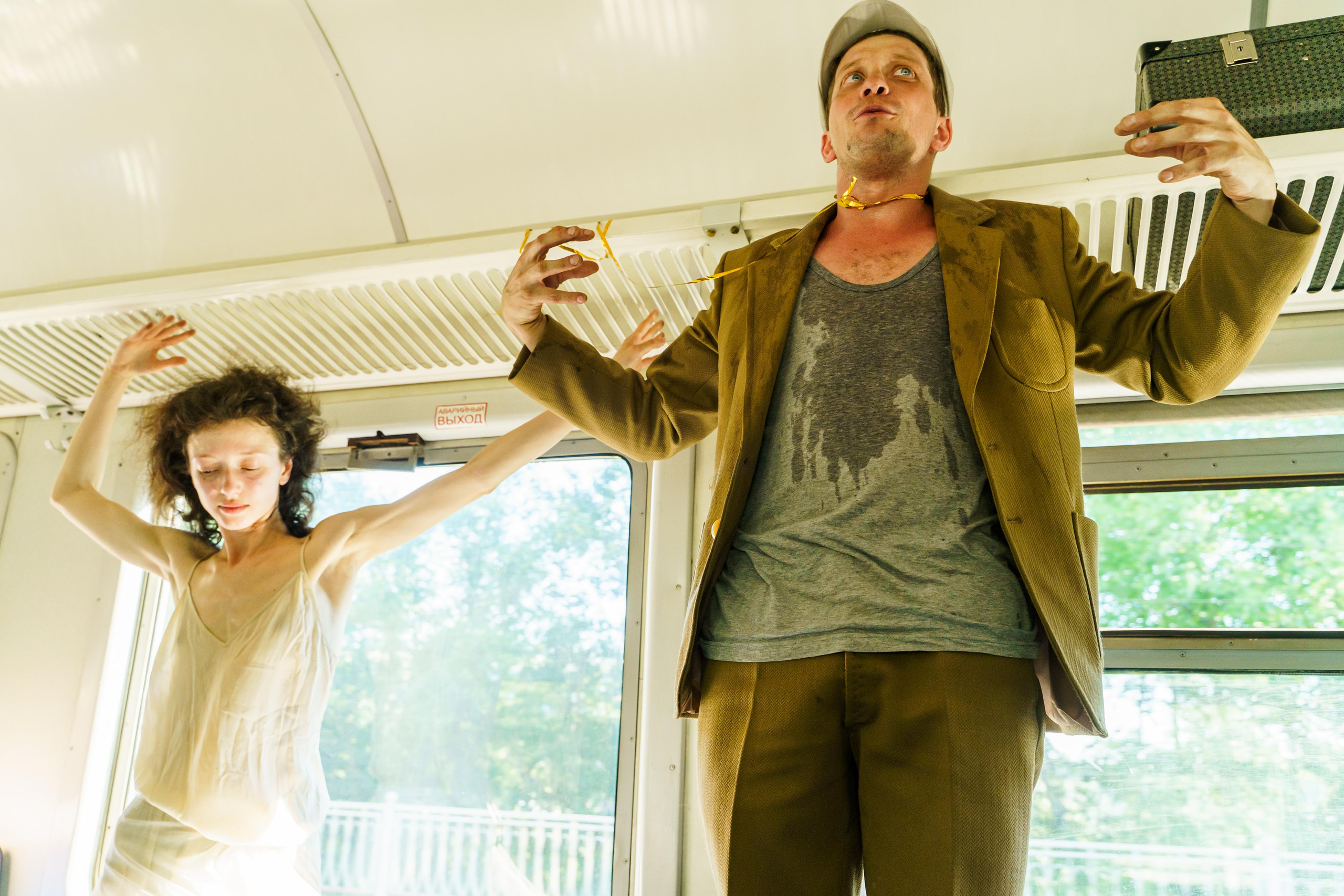 «Старухи» — спектакль-променад по мотивам произведений Д. Хармса. Фотограф Анастасия Арланцева