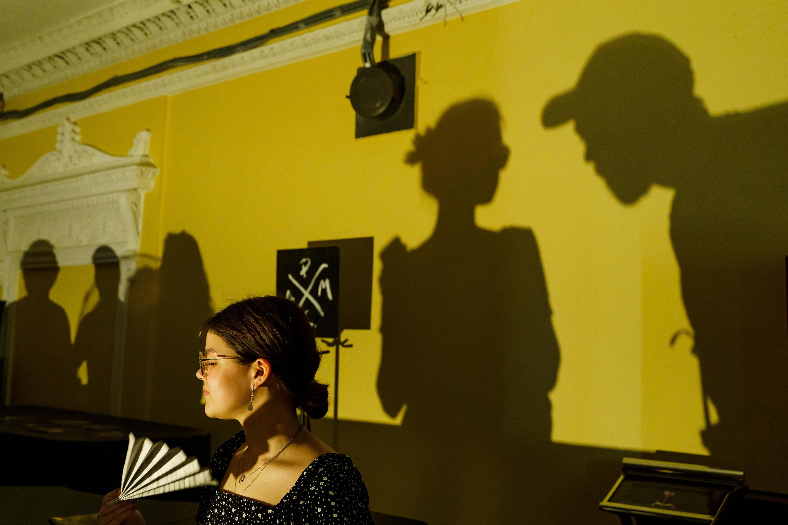 «Старухи» — спектакль-променад по мотивам произведений Д. Хармса. Фотограф Анастасия Арланцева