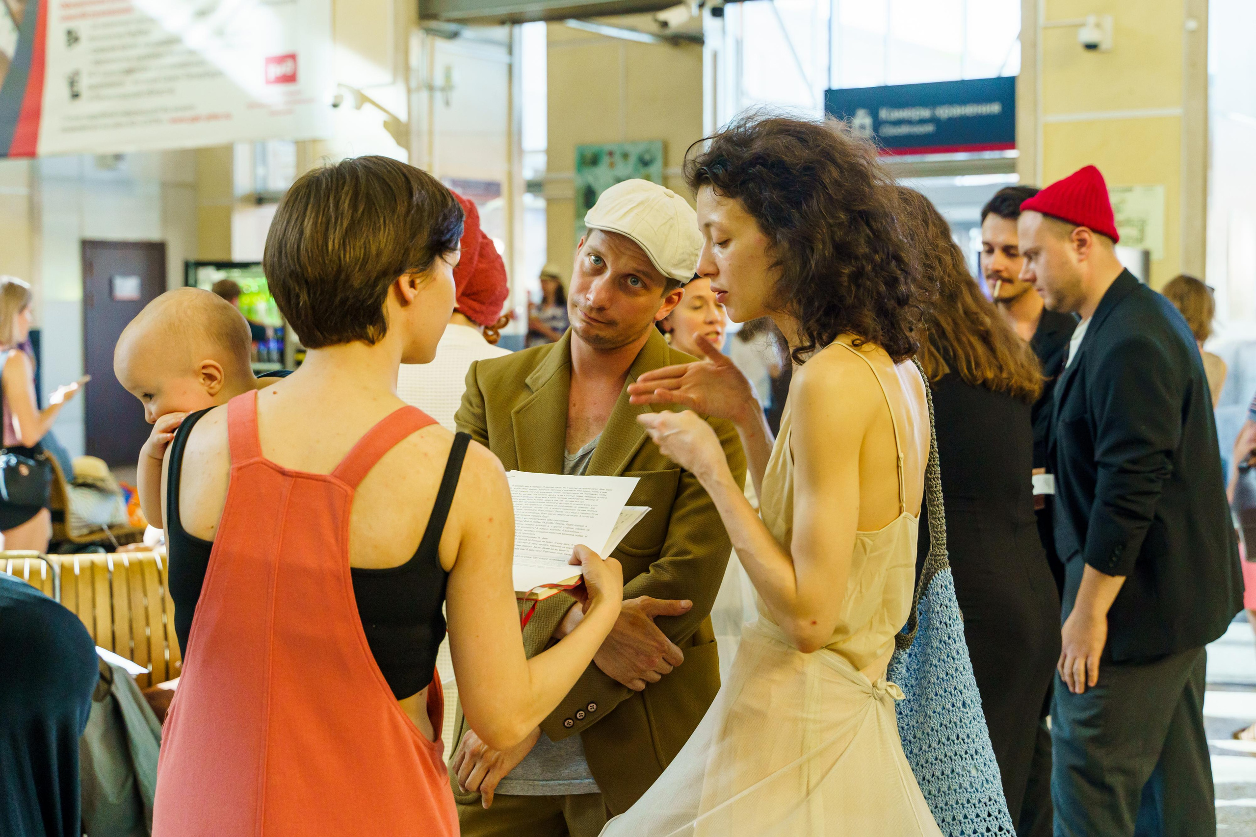 «Старухи» — спектакль-променад по мотивам произведений Д. Хармса. Фотограф Анастасия Арланцева