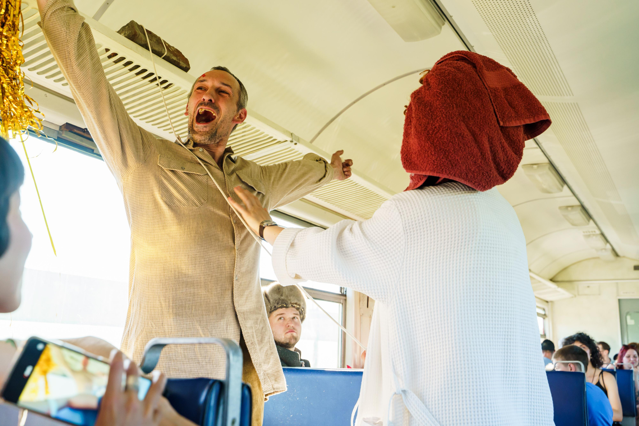 «Старухи» — спектакль-променад по мотивам произведений Д. Хармса. Фотограф Анастасия Арланцева
