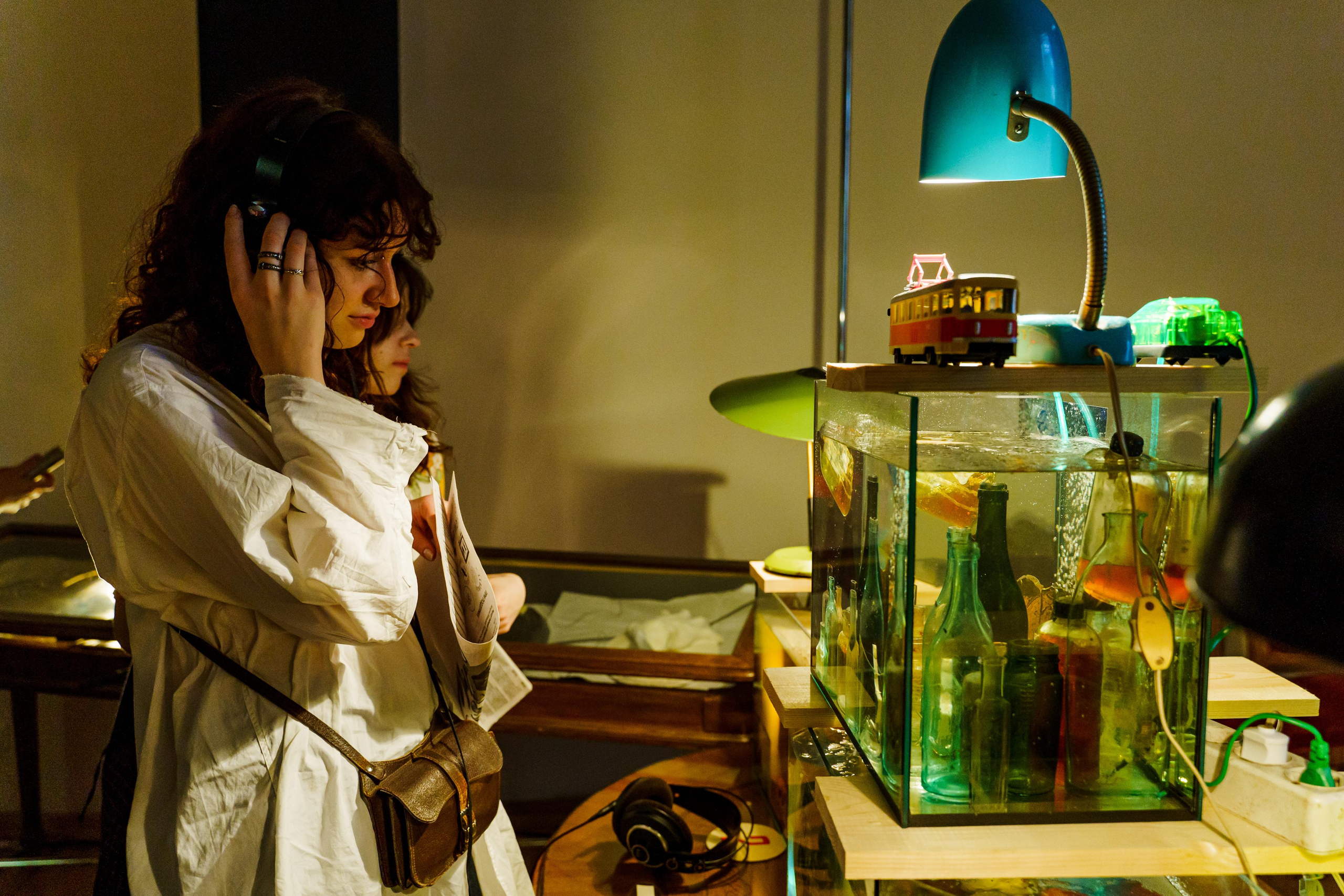 «Старухи» — спектакль-променад по мотивам произведений Д. Хармса. Фотограф Анастасия Арланцева